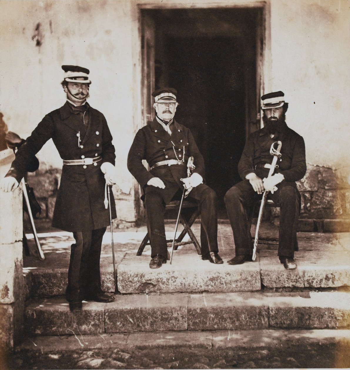 Kenraalimajuri Henry Frederik Lockyer ja kaksi hänen esikuntaansa, 52 valokuvan albumista, jotka liittyvät Krimin sotaan, 1855 tekijältä Roger Fenton