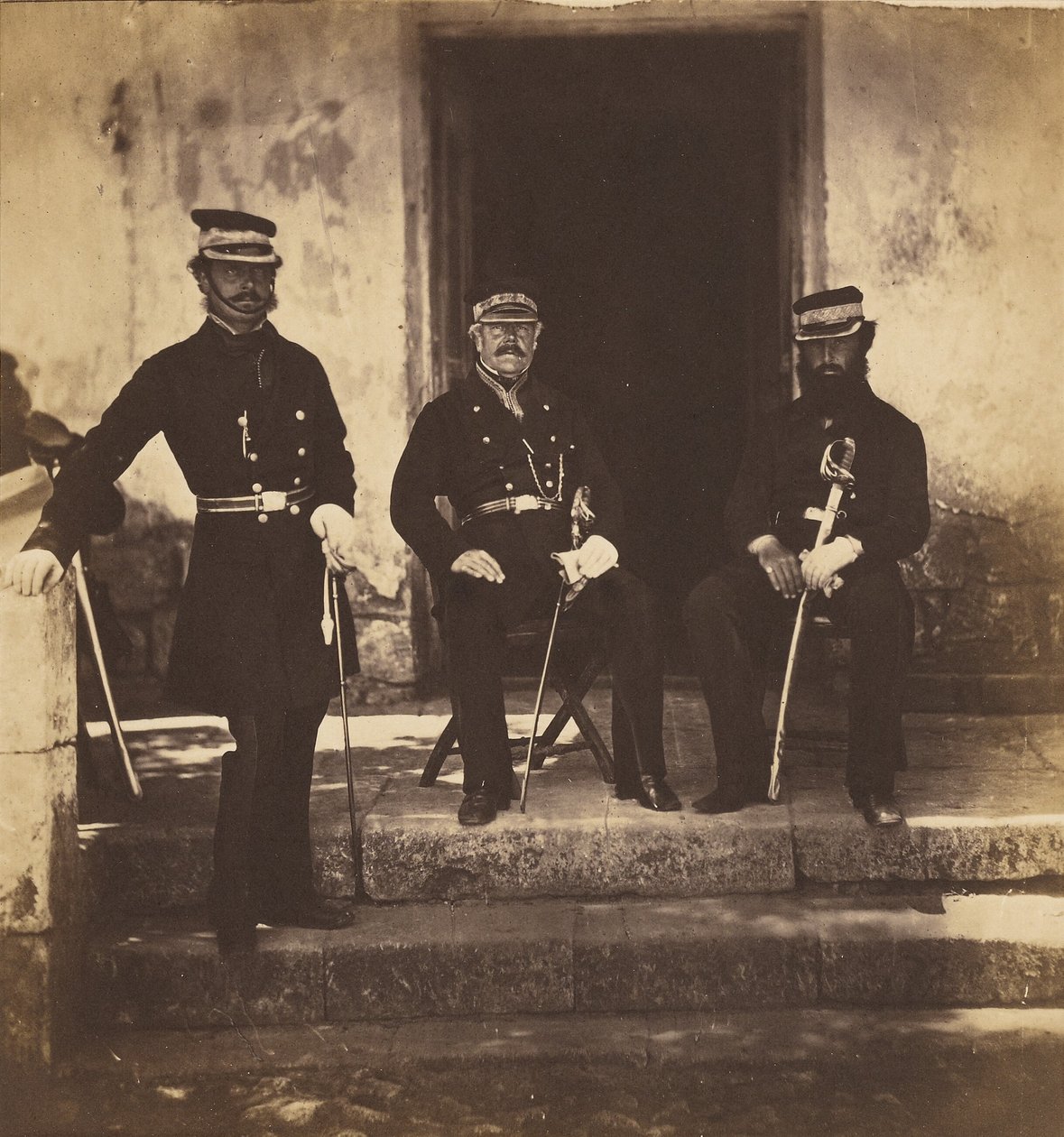 Kenraalimajuri Lockyer ja kaksi hänen esikuntansa jäsentä tekijältä Roger Fenton