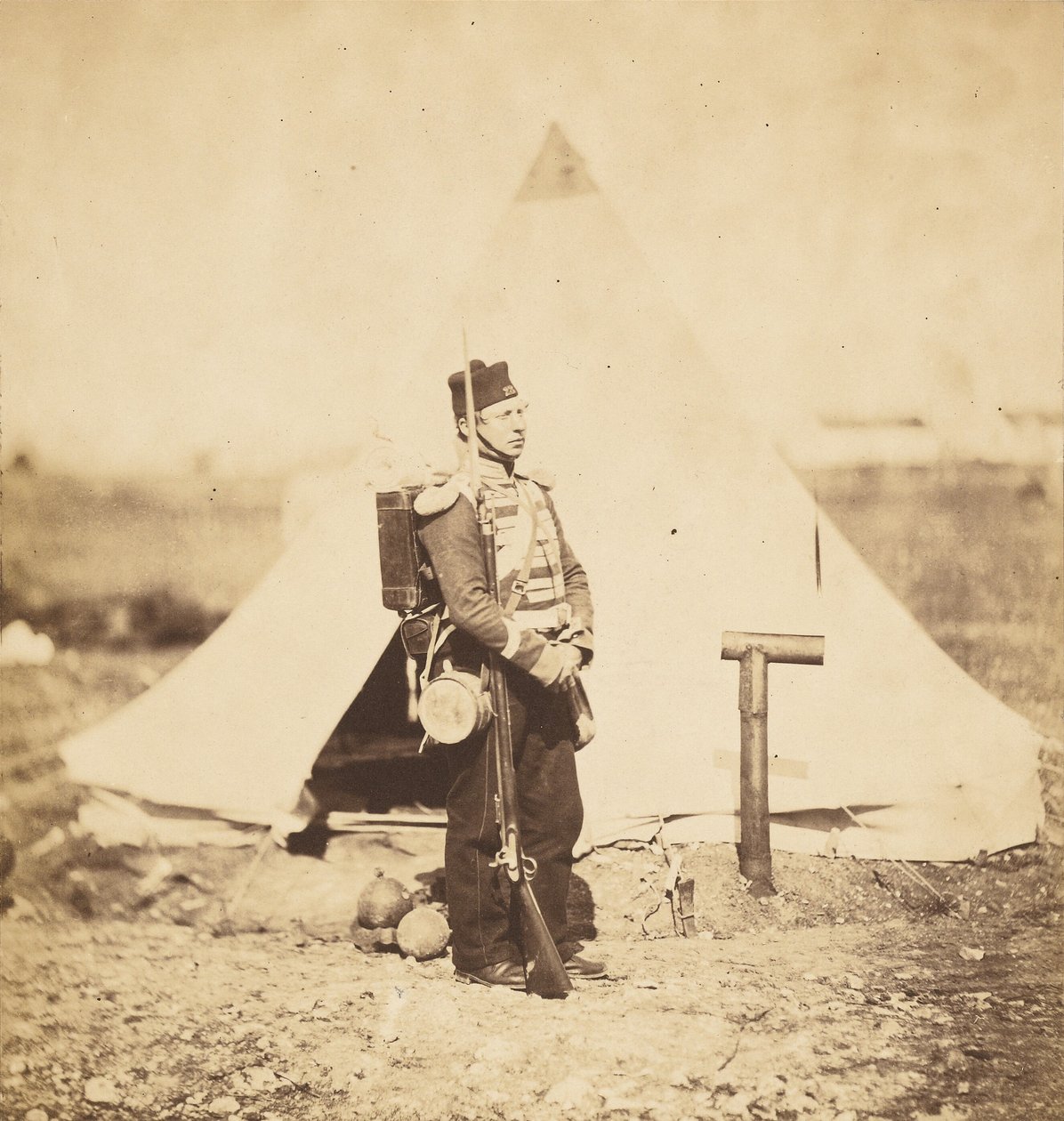 Sotamies täydessä marssivarustuksessa tekijältä Roger Fenton