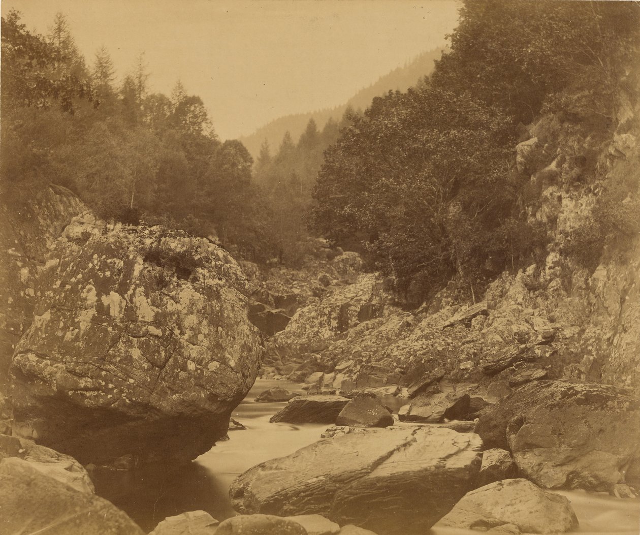 Lwgwy-joen kalliot: Bettws-y-Coed. tekijältä Roger Fenton