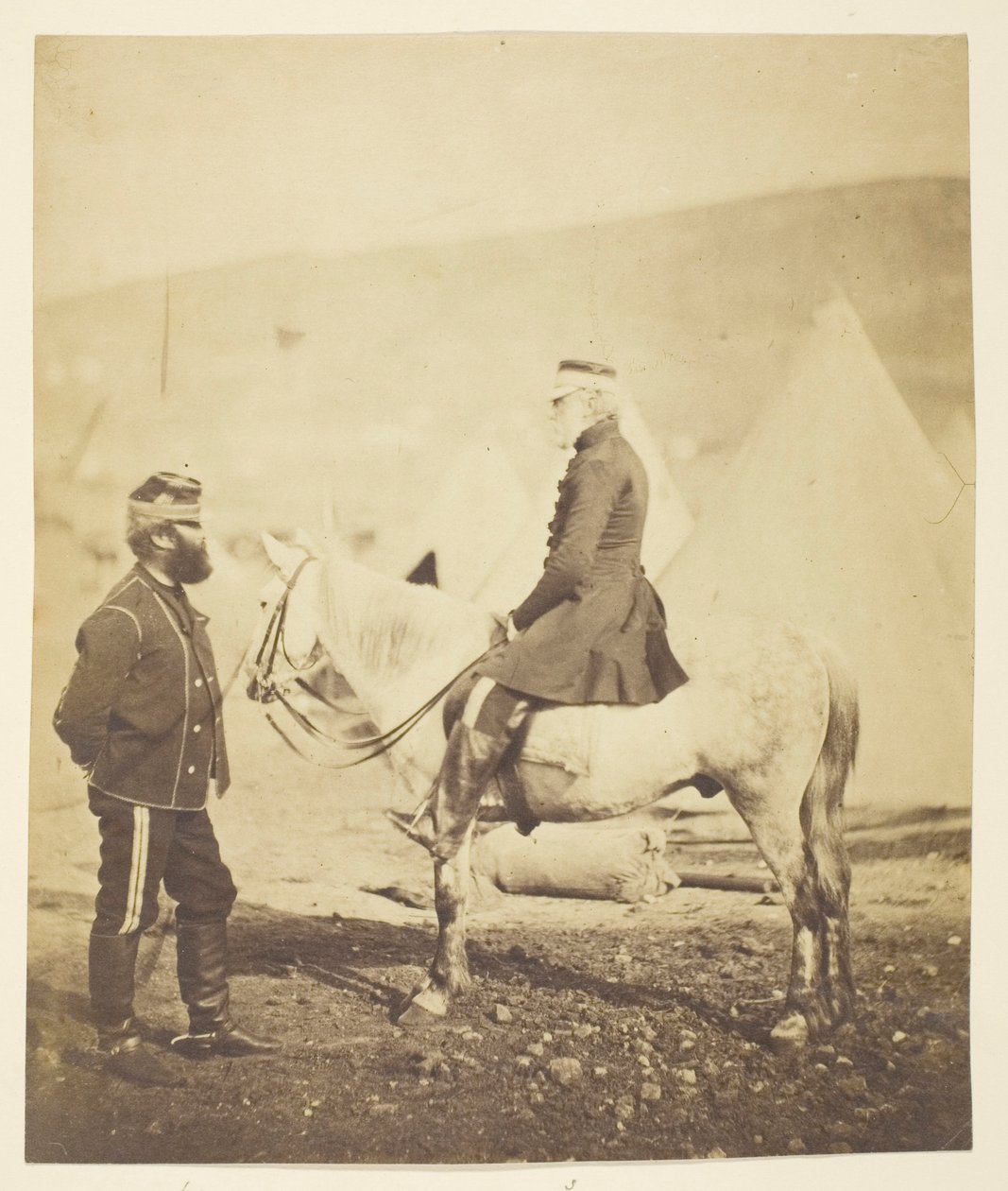 Sir Jas. York Scarlett (1799-1880), kenraali, johti raskasta prikaatia Balaclavassa (vasemmalla); Edward Wm. Lowe (1820-1880), kenraali (oikealla); otettu Krimillä. tekijältä Roger Fenton