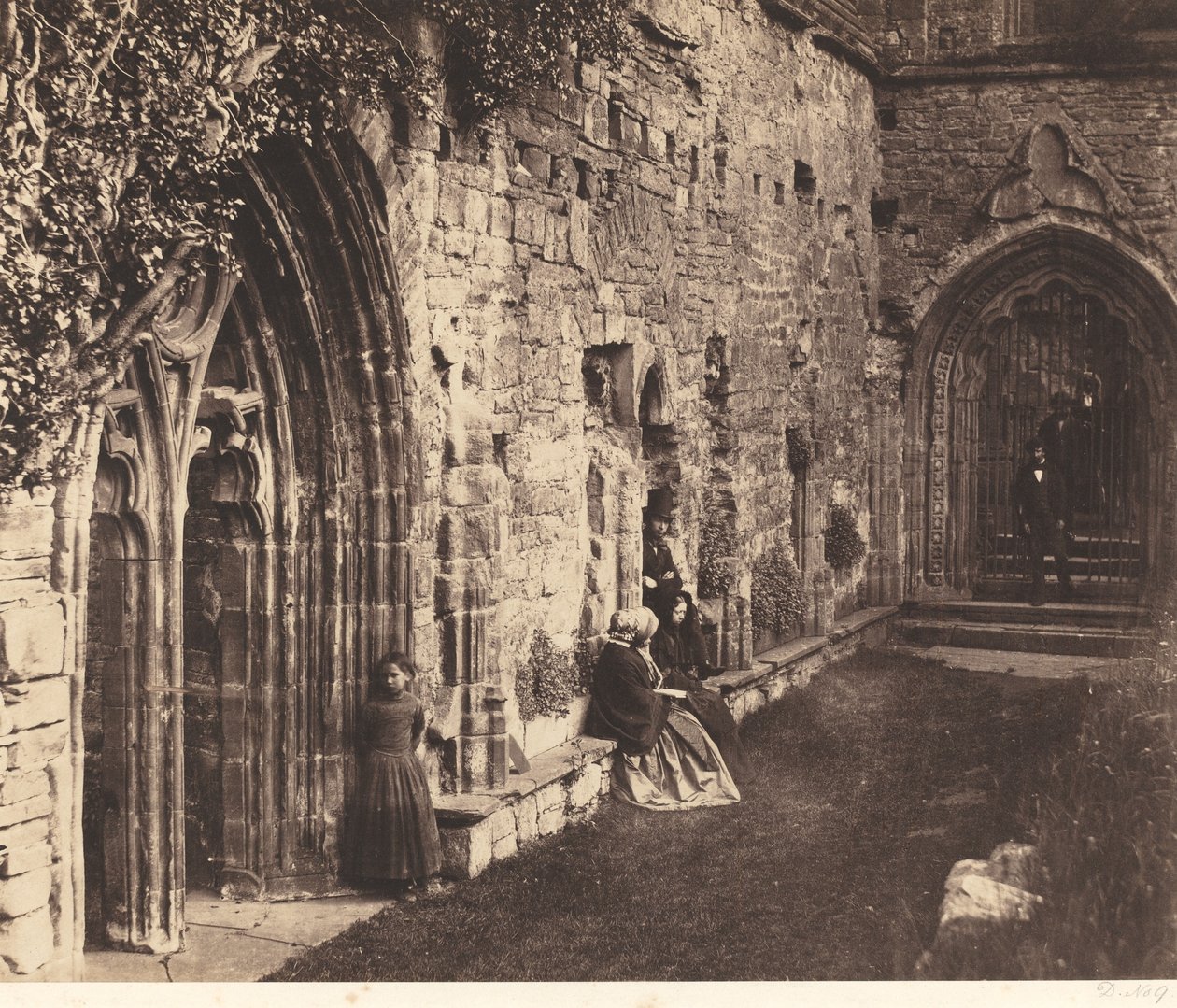 The Cloisters, Tintern Abbey tekijältä Roger Fenton