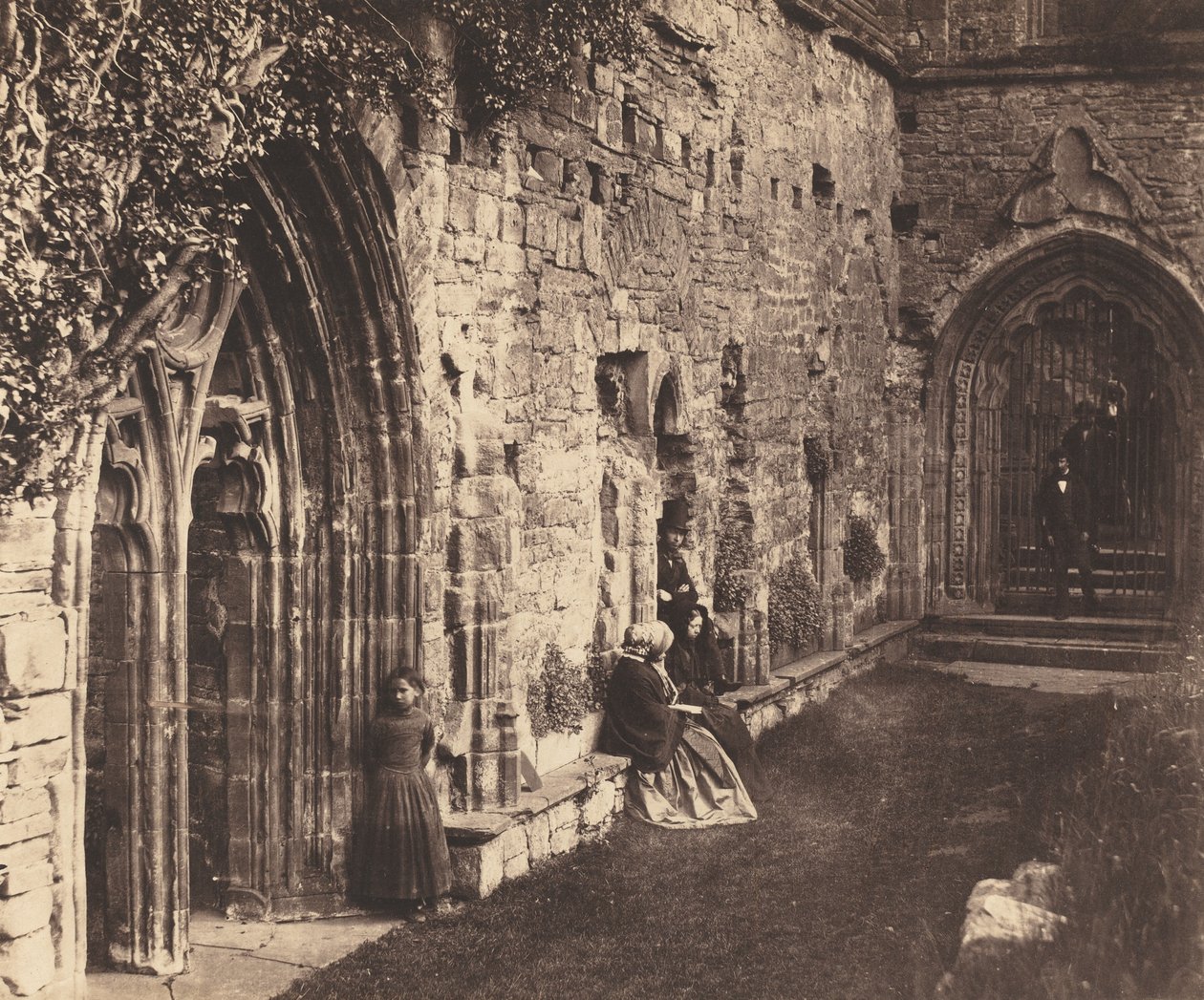 The Cloisters, Tintern Abbey, 1854. tekijältä Roger Fenton