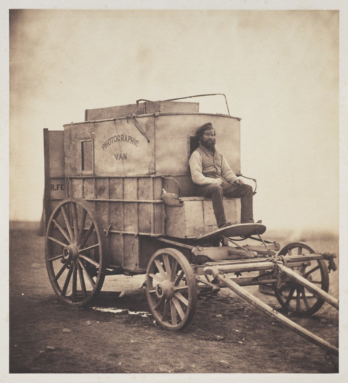 Valokuvaajan pakettiauto Marcus Sparlingin kanssa Krimillä, 1855 tekijältä Roger Fenton