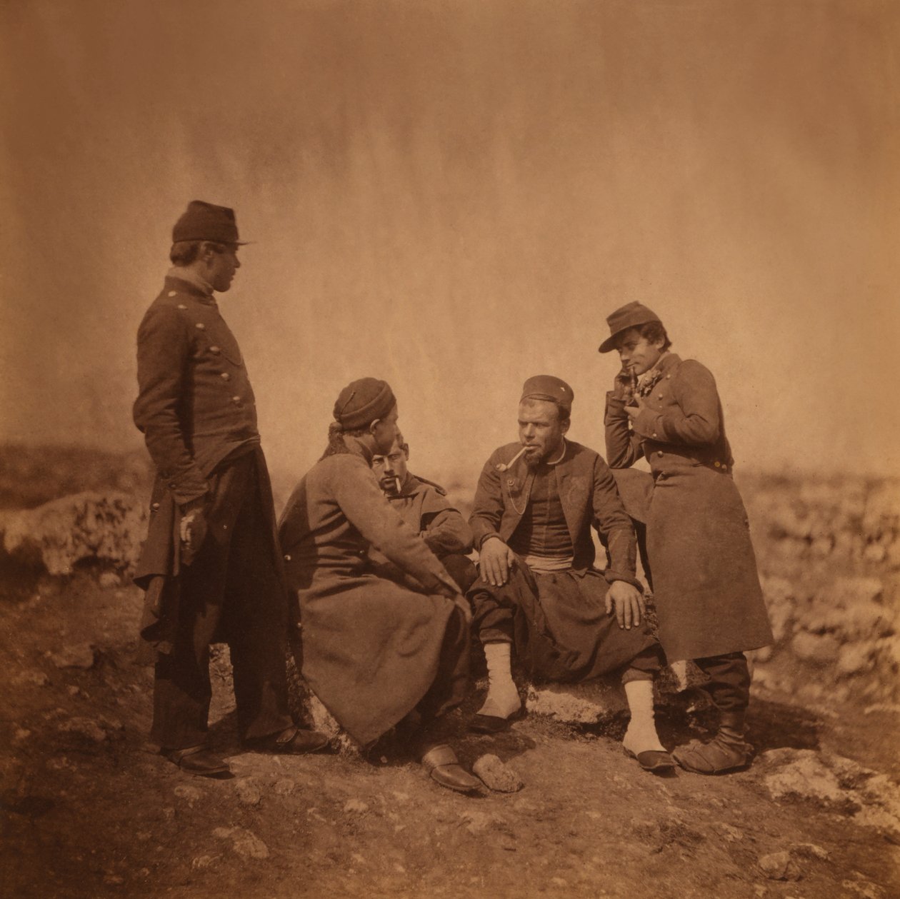 Kaksi ranskalaista sotilasta seisoo kolmen Zouave-sotilaan vieressä istumassa ja tupakoimassa, Krimin sota, Krim, Ukraina tekijältä Roger Fenton
