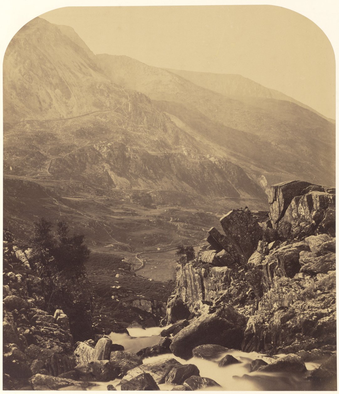 Näkymä Ogwenin putouksilta Nant Ffranconiin tekijältä Roger Fenton