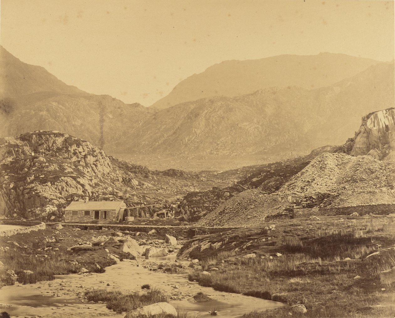 [Näkymä vuorille Ogwenjärven rannalta] tekijältä Roger Fenton