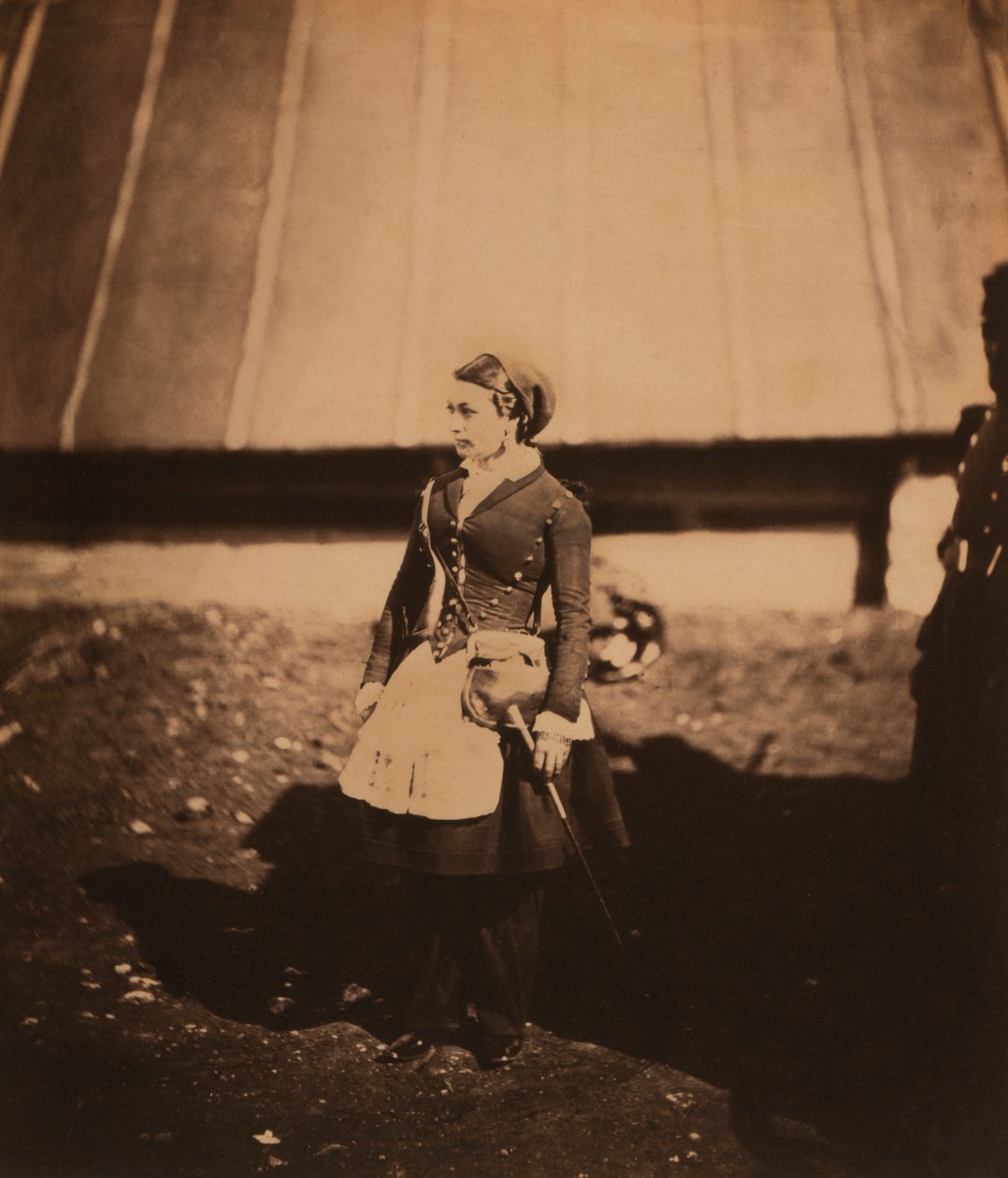 Vivandière, täyspitkä muotokuva ranskalaisesta Cantinièresta yllään Zouave-rykmenttipuku, Krimin sota, Krim, Ukraina tekijältä Roger Fenton