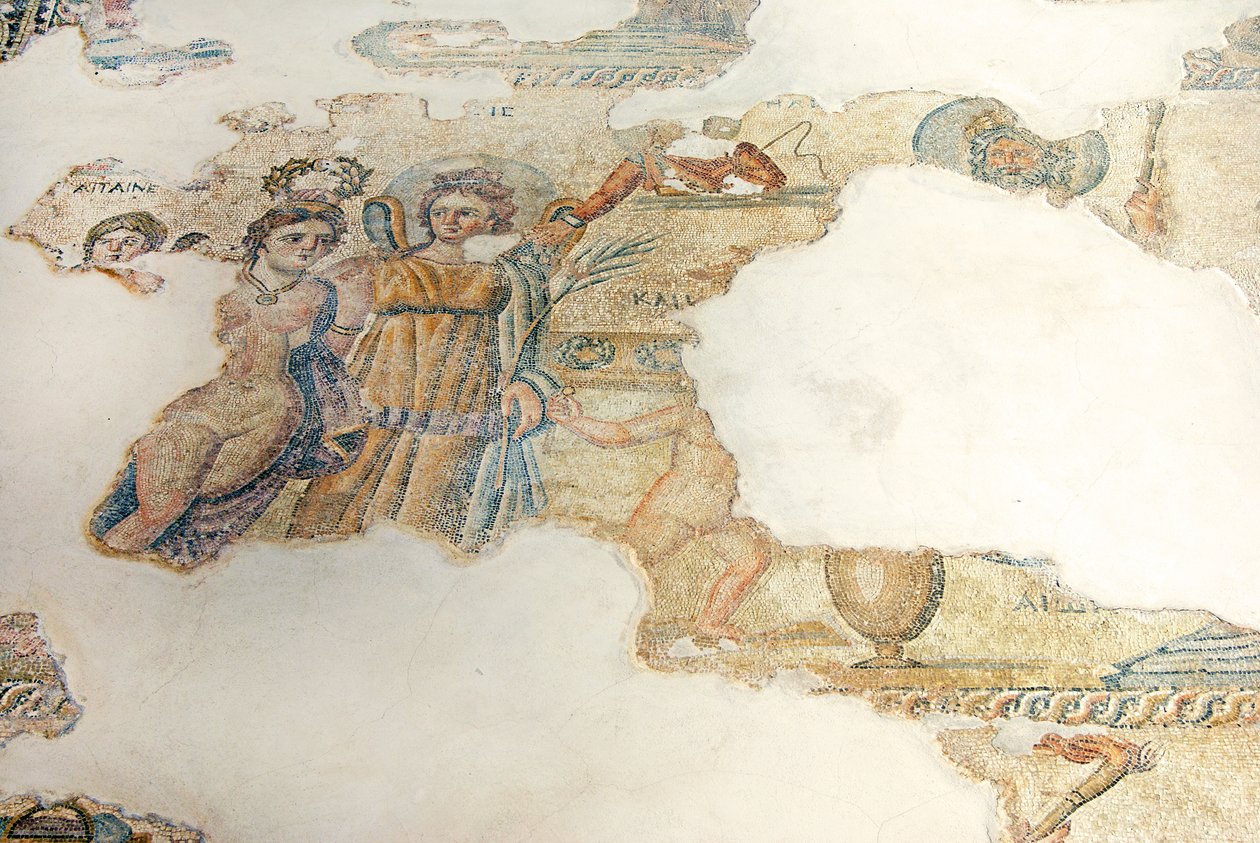 Kauneuskilpailu Cassiopeian ja Nereidien välillä, tuomarina Aion, House of Aion, Paphos, Kypros (mosaiikki) tekijältä Roman