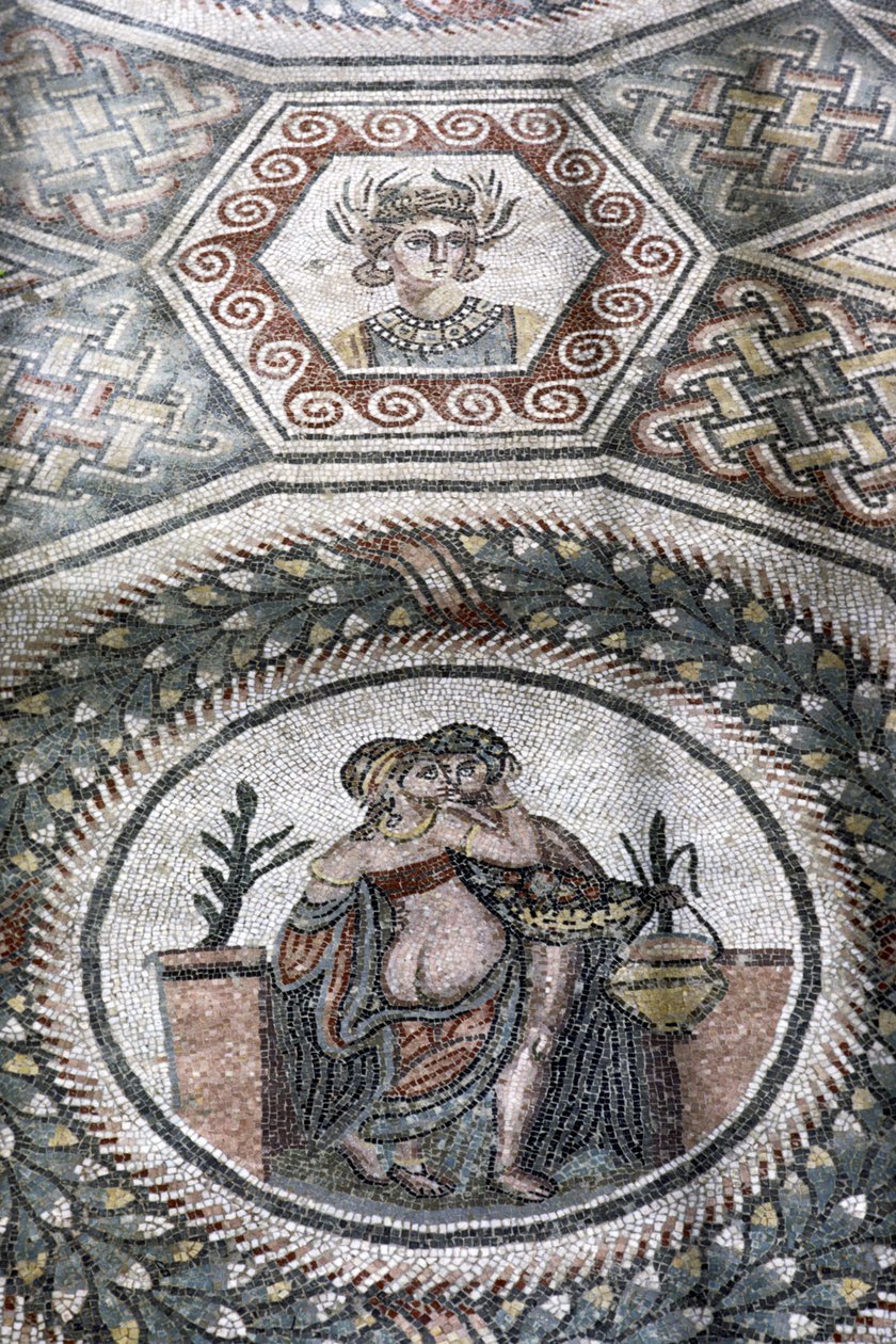 Pariskunta halaamassa pyöreässä (mosaiikki) tekijältä Roman