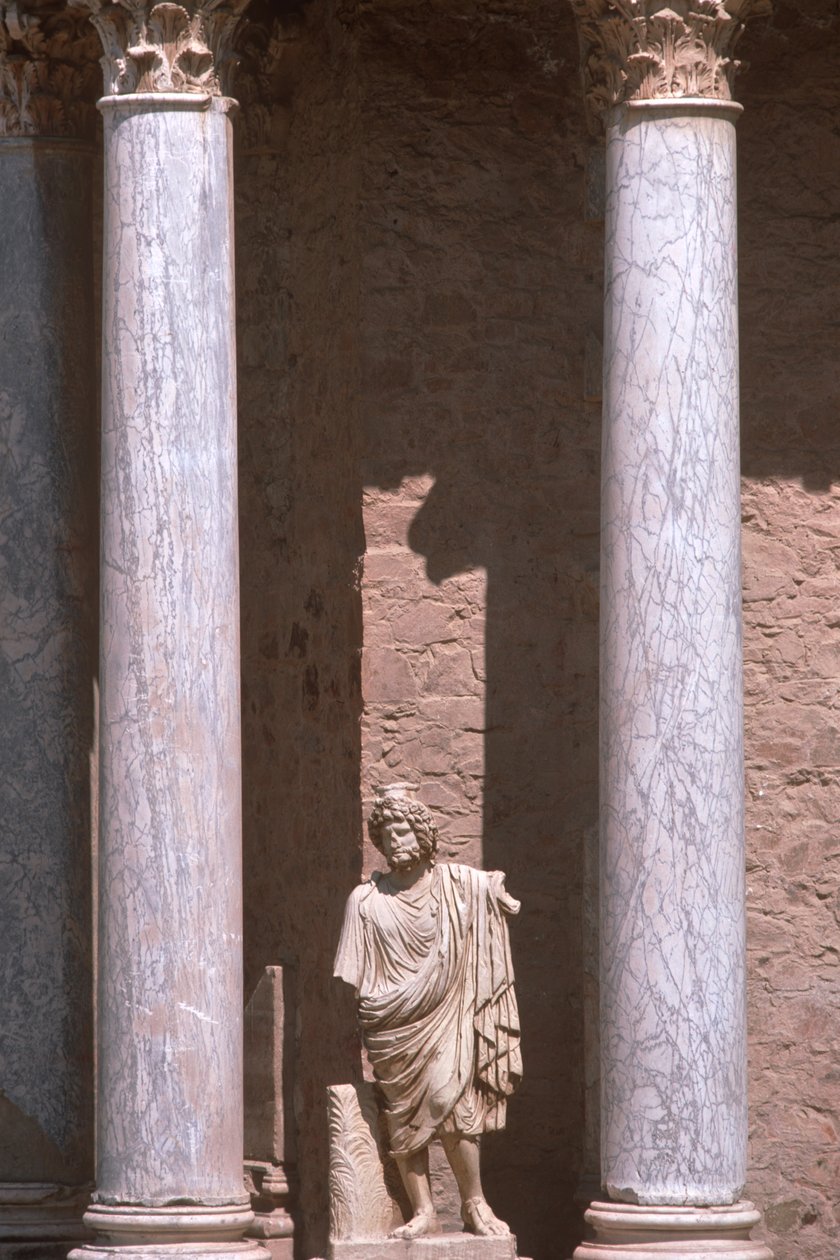 Patsas kahden pylvään välissä tekijältä Roman