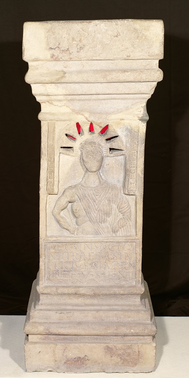 Alttari Mithraeumista, Carrawburghista, noin 300 eaa tekijältä Roman