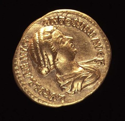 Aureus (kääntöpuoli), joka kuvaa Lucillaa, Marcus Aureliuksen tytärtä (161–180 jKr.) verhottuina. Kaiverrus: LUCILLAE AVG ANTONINI AVG F (kulta) (kääntöpuoli katso 119147) tekijältä Roman