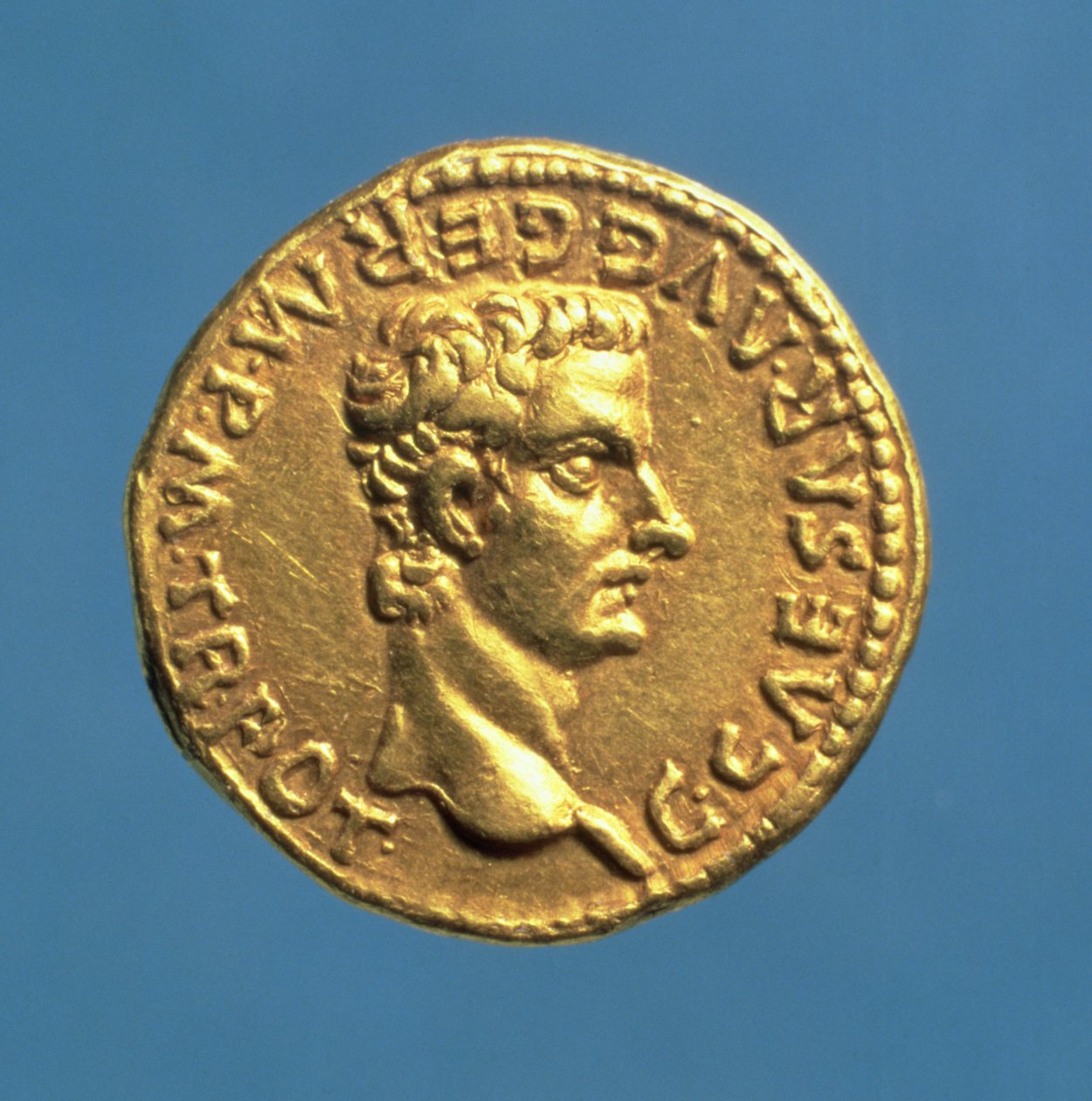 Caligulan (37-41 jKr.) paljain päin oleva Aureus (etupuoli). (kulta) Kirjoitus: C CAESAR AVG GERM P M TR POT. tekijältä Roman