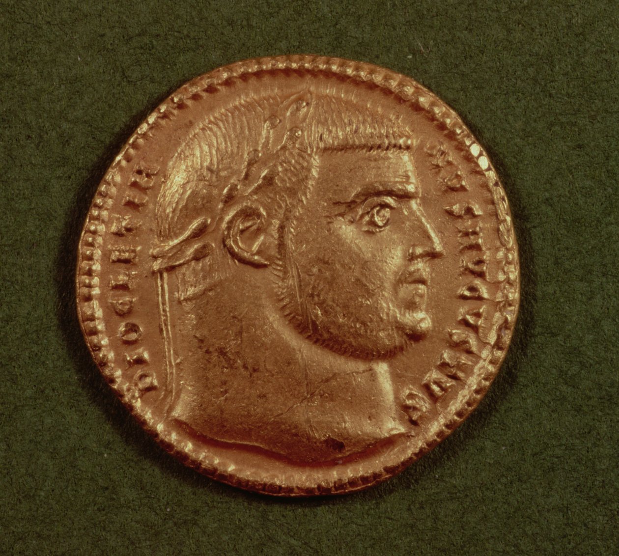 Diocletianuksen (Ad 284-305) Aureus (kääntöpuoli) laakeriseppeleessä. Kuvaus: DIOCLETIANVS AVGVSTVS (kulta) tekijältä Roman