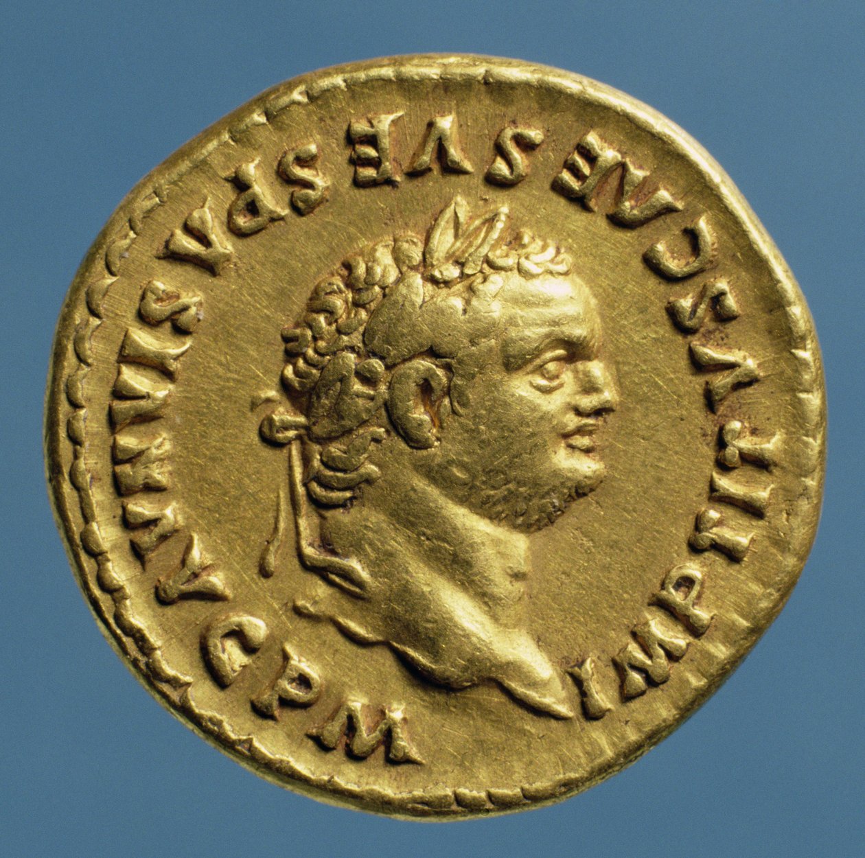 Aureus (etupuoli), Tituksen (79 AD - 81 AD), yllään laakeriseppele. (kulta) Kirjoitus: AUREUS: IMP TITVS CAES VESPASIAN AVG P M tekijältä Roman