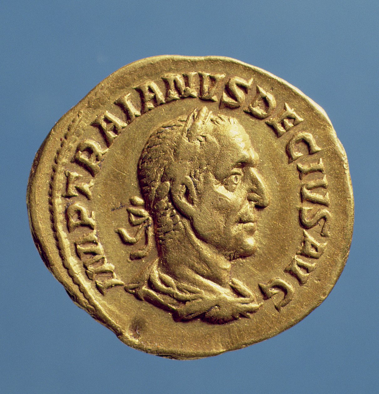 Trajan Deciuksen (249-251) Aureus (verhottu) ja hänellä on laakeriseppele (kulta) Kirjoitus: IMP TRAIANVS DECIVS AVG tekijältä Roman