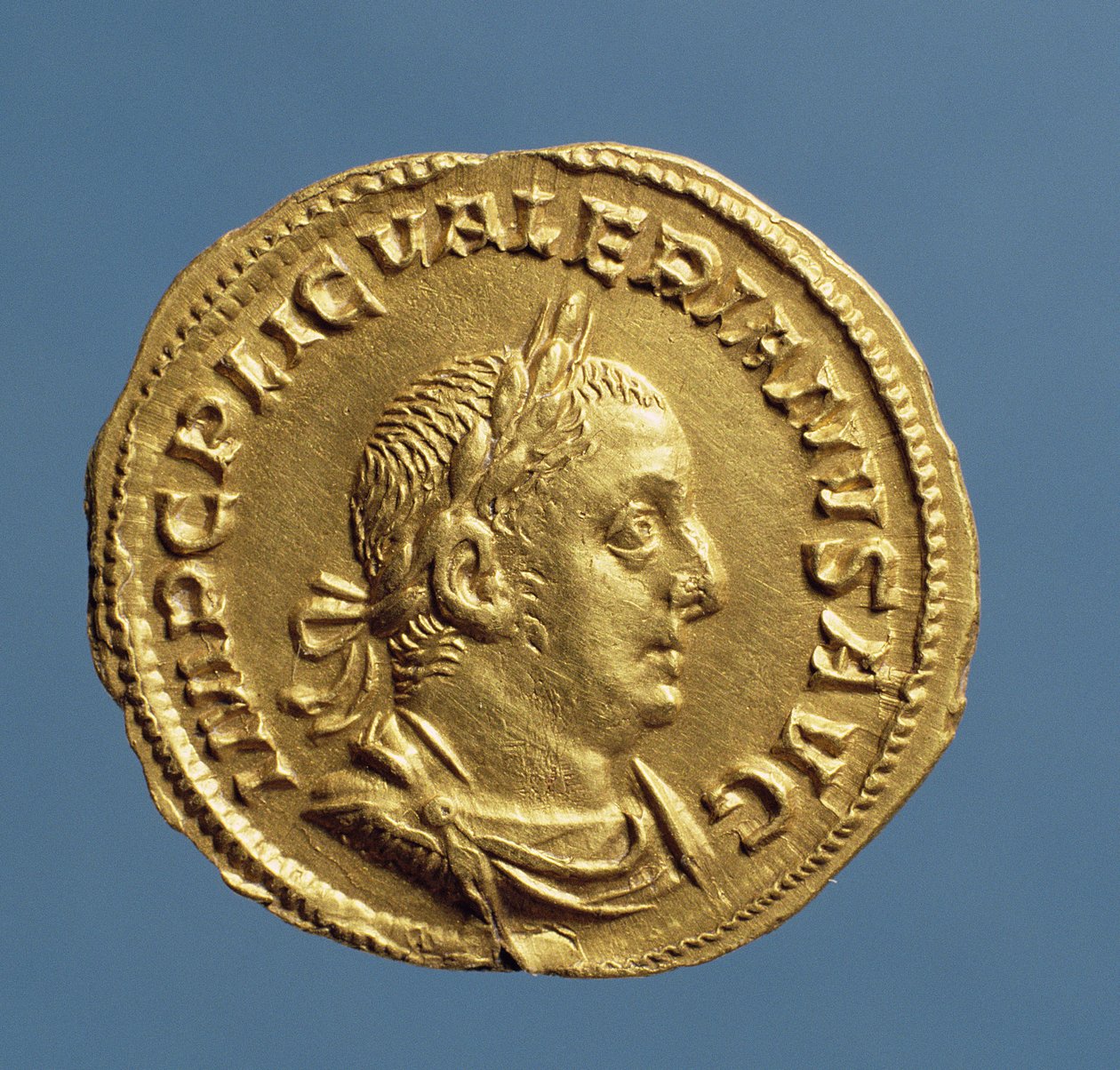 Aureus (etupuoli), Valerianus I (253-260), drapattu, kuriiripäinen, yllään laakeriseppele. Kaiverrus: IMP C P LIC VALERIANVS AVG (kultainen). tekijältä Roman