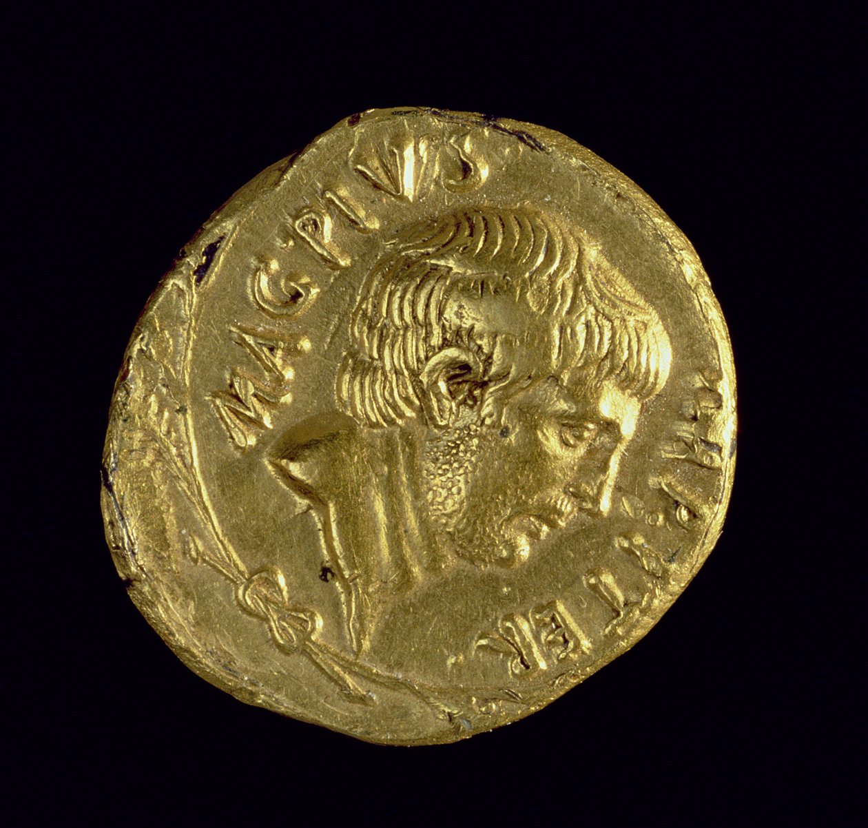 Aureus (etupuoli), jossa on Sextus Pompeius (78-35 eKr.) paljain päin: (kultainen) (kääntöpuolen osalta katso 119143). tekijältä Roman