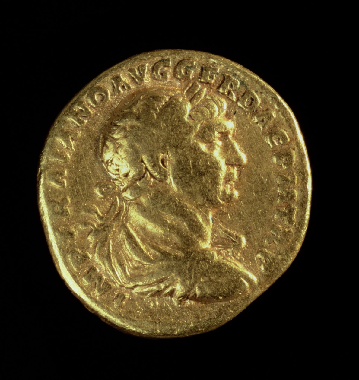 Aureus (kääntöpuoli), jossa Trajanuksen (j.a. 98-117) päällystetty rintakuva, jolla on laakeriseppele (kulta) Kirjoitus: IMP TRAIANO AVG GER DAC P M TR P (kääntöpuoli katso 119145) tekijältä Roman