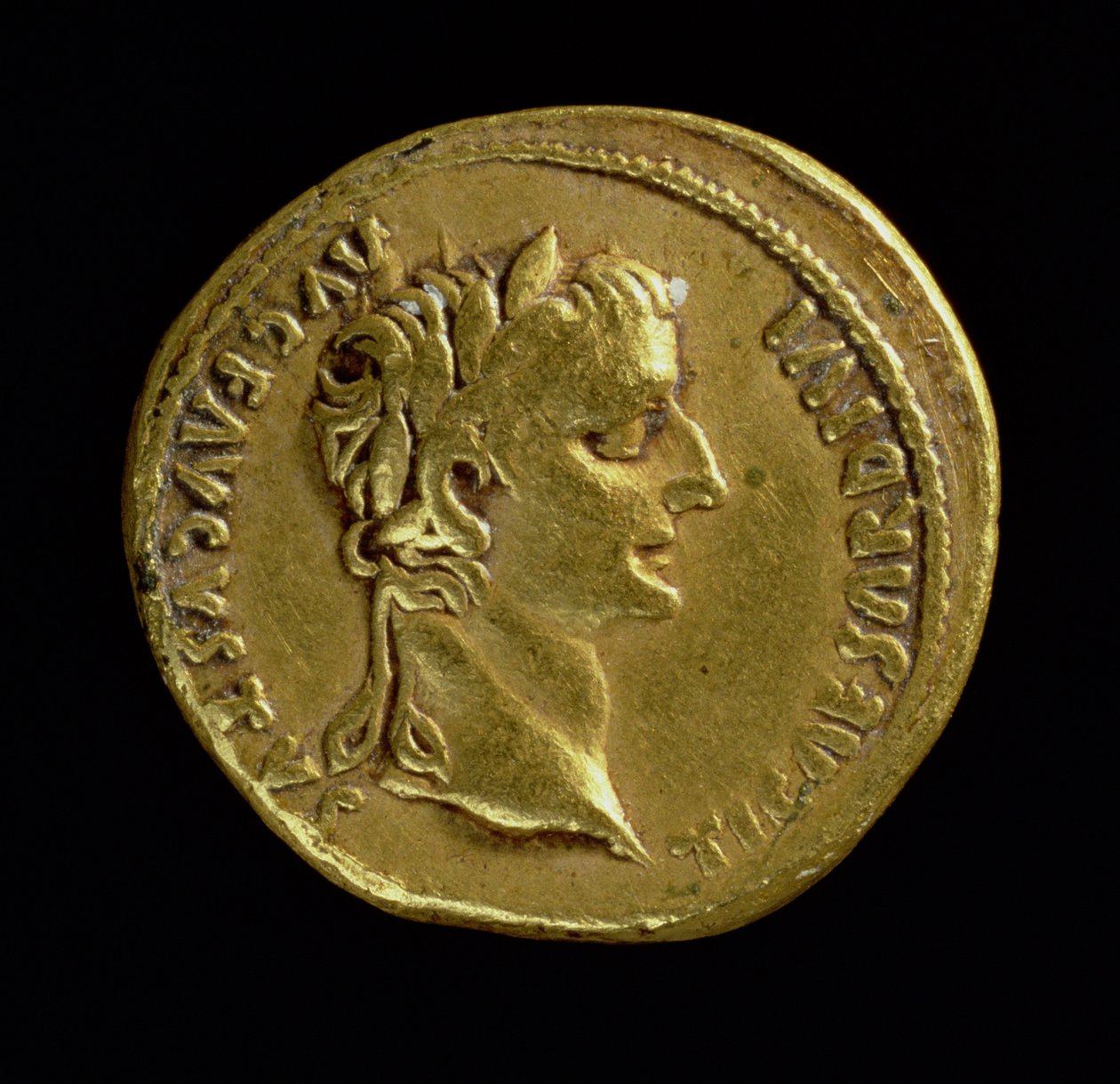 Aureus (kääntöpuoli), jossa Tiberiuksen (jKr 14-37) pää, jolla on laakeriseppele. Kirjoitus: TI CAESAR DIVI AVG F AVGVSTVS (kulta) (kääntöpuoli katso 119138) tekijältä Roman