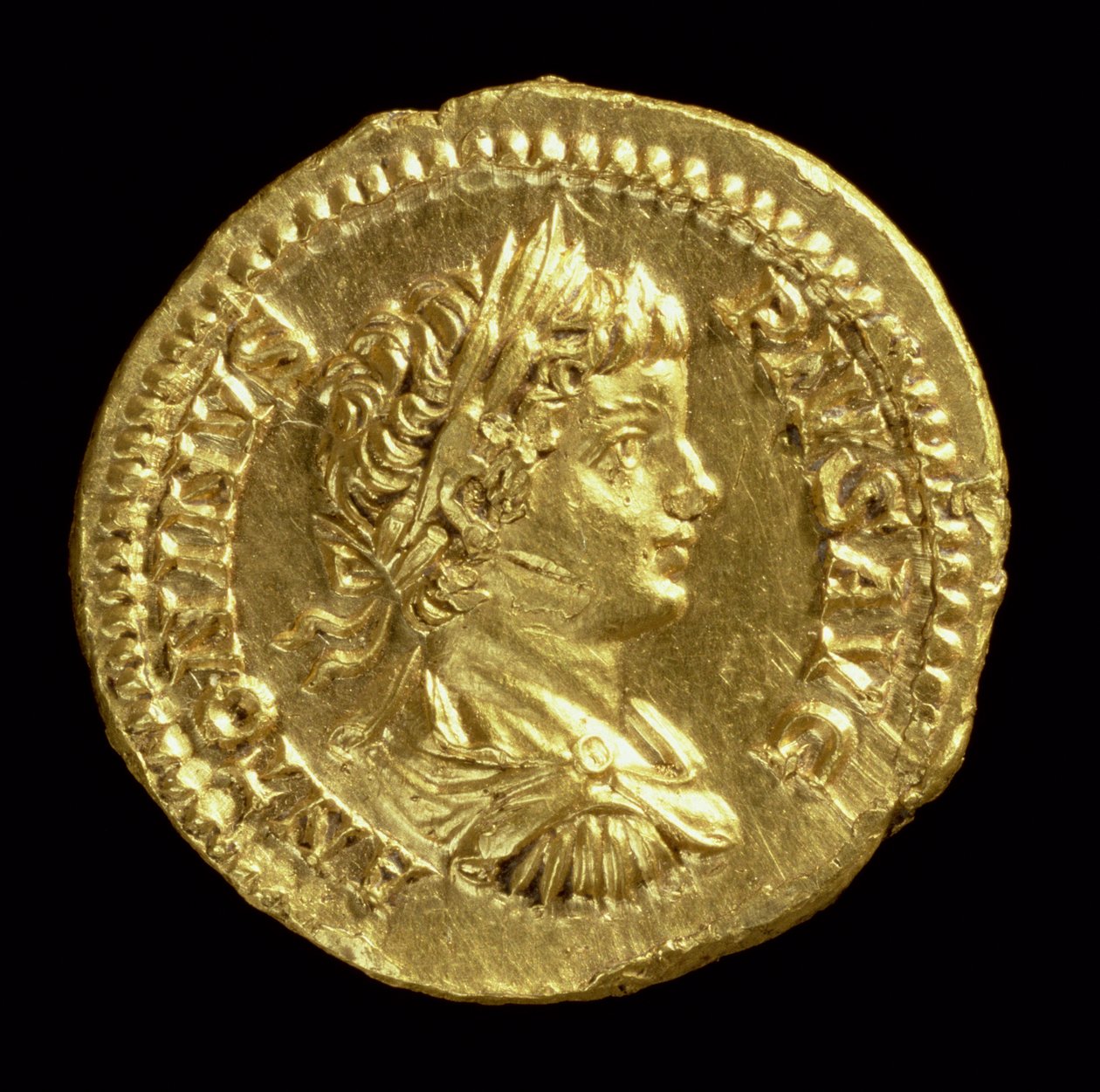 Aureus (kääntöpuoli), jossa on Caracallan (196-217 jKr.) pää drapedoituna, kiristettynä, laakeriseppeleessä. Kuvaus: ANTONINVS PIVS AVG (kulta) (kääntöpuoli katso 119136) tekijältä Roman