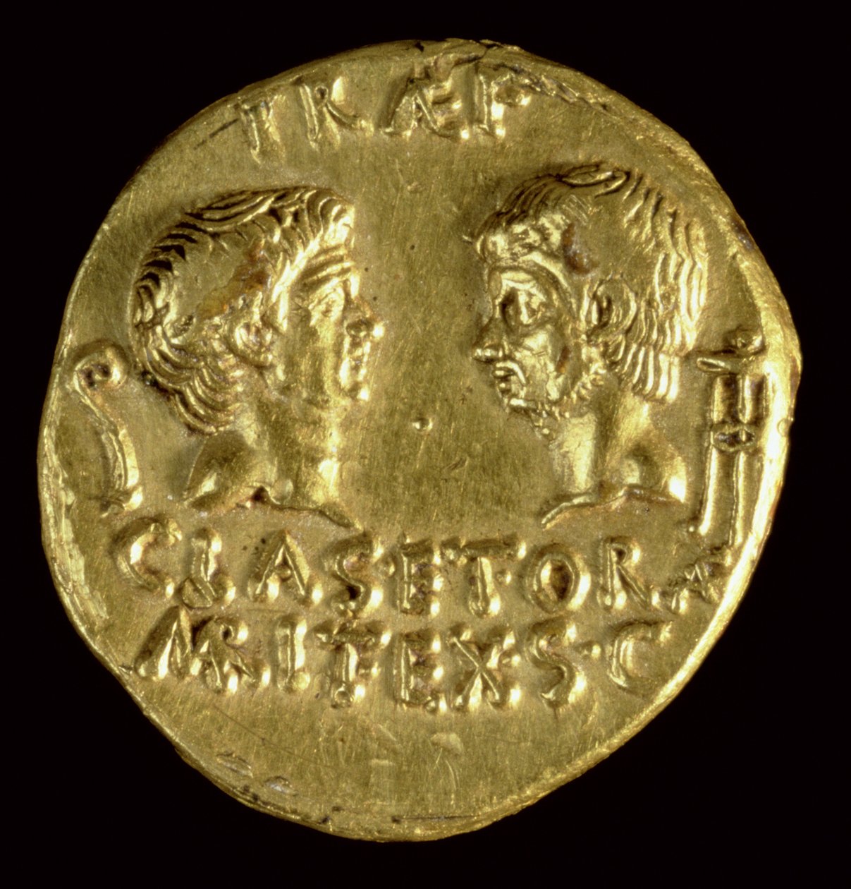Aureus (kääntöpuoli), jonka on lyönyt Sextus Pompeius (75-35 eaa.), ja jossa on GN Pompeius Magnuksen ja Gn Pompeius Juniorin päitä vastakkain (kulta): PRAEF CLAS ET ORAE MARIT EX S C (etusivun osalta katso 119142). tekijältä Roman