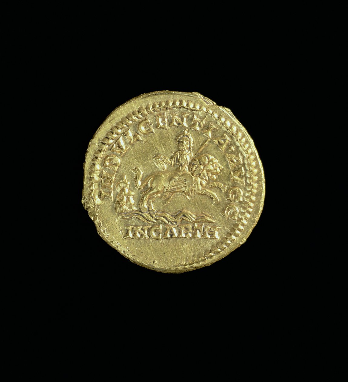 Caracallan Aureus (kääntöpuoli) (196–217 jKr), joka kuvaa jumalatar Caelestiksen ratsastamassa leijonan selässä. Kaiverrus: INDVULGENTIA AVGG IN CARTH (kulta) (kääntöpuoli katso 119135) tekijältä Roman
