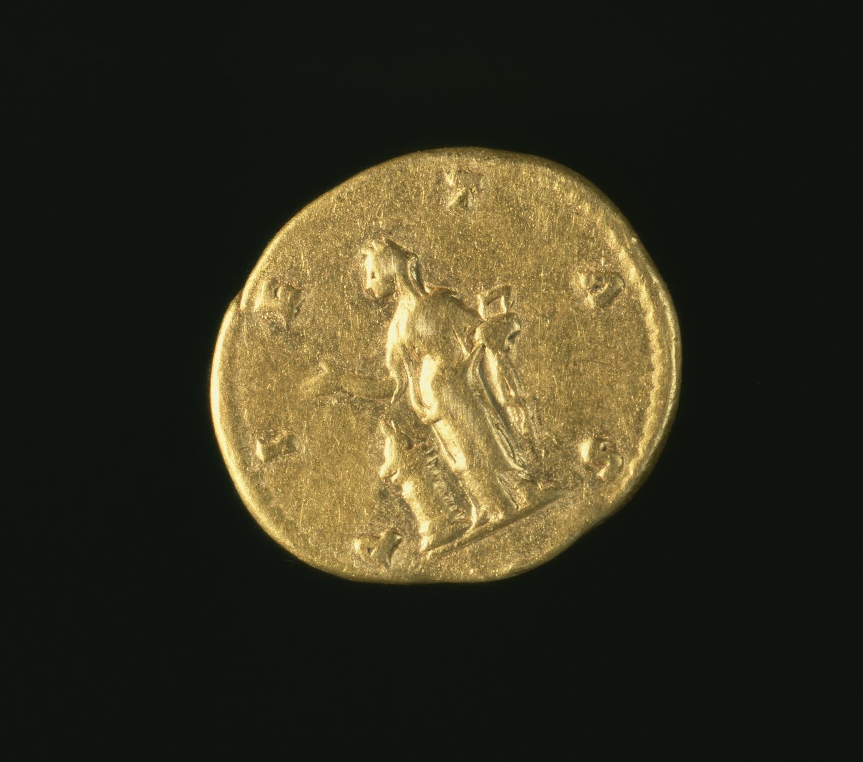 Marcus Aureliuksen (j.a. 161-180) tyttären Lucillan Aureus (kääntöpuoli) kuvaa Pietasta seisomassa vasemmalla uhraamassa alttarin päällä. Kirjoitus: PIETAS (kulta) (kuosi 119146) tekijältä Roman