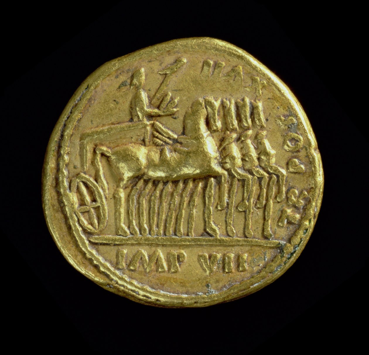 Tiberiuksen Aureus (kääntöpuoli) (14–37 jKr), joka kuvaa keisaria neljän hevosen vaunuissa oikealla. (kulta) Kirjoitus: TR POT XVII IMP VII (kääntöpuoli katso 119137) tekijältä Roman