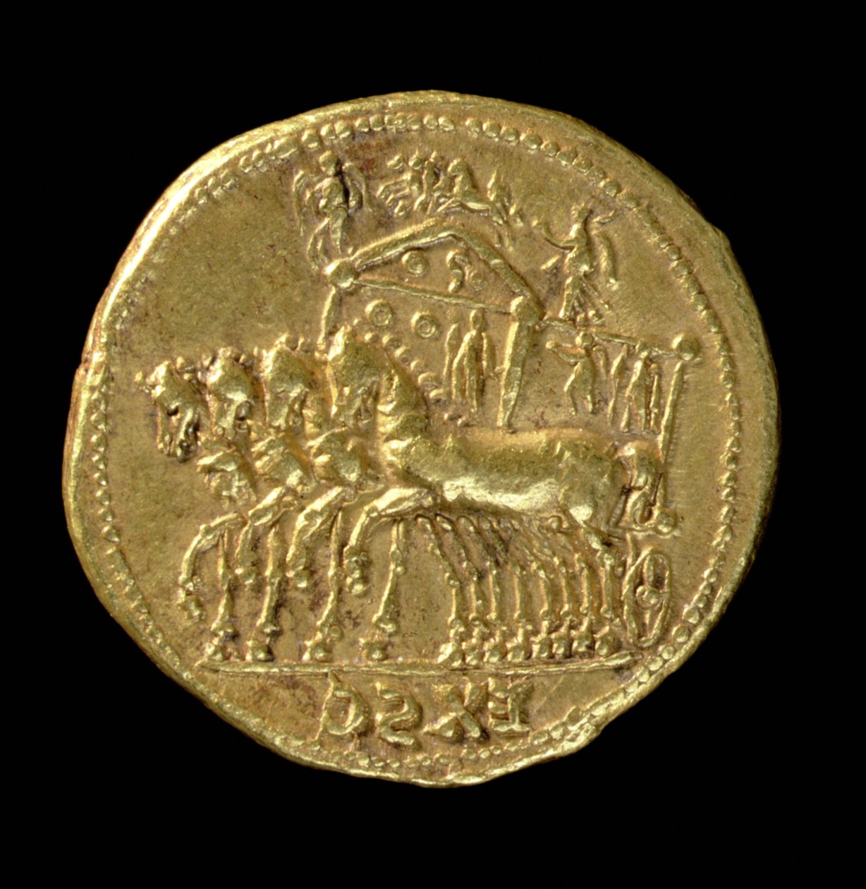 Aureus (kääntöpuoli) jumalallisesta Claudiuksesta (AD 41-AD 54), lyöty Neron alla (AD 54-AD 68), joka kuvaa vaunuja neljällä hevosella (kulta) Kirjoitus: EX SC (kääntöpuoli katso 119148) tekijältä Roman