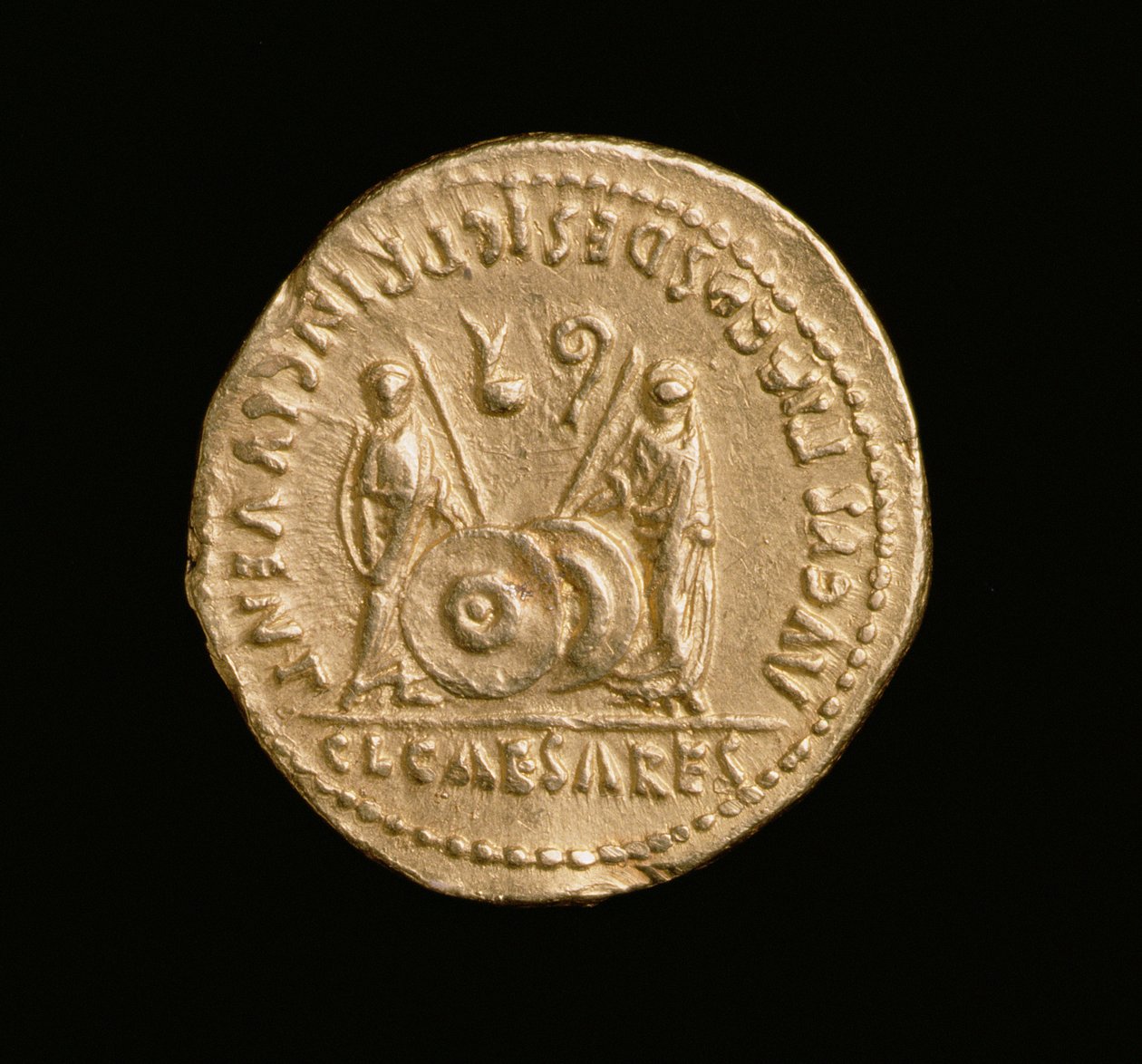 Keisari Augustuksen Aureus (31 eKr.-14 jKr) Roomalainen rahapaja (kääntöpuoli) (kulta) (kuosi 168069) tekijältä Roman