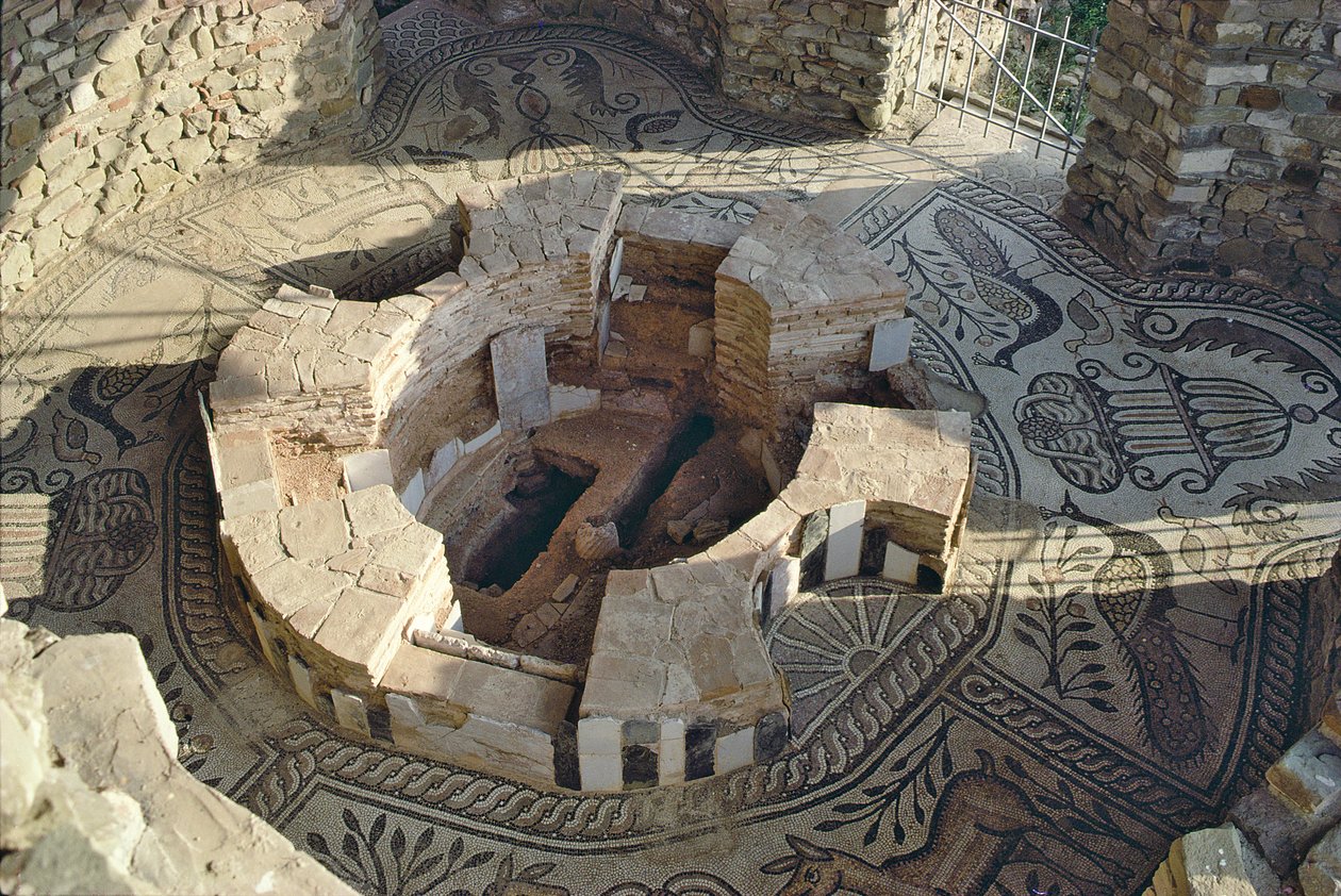 Kastekappeli mosaiikkipäällysteellä tekijältä Roman