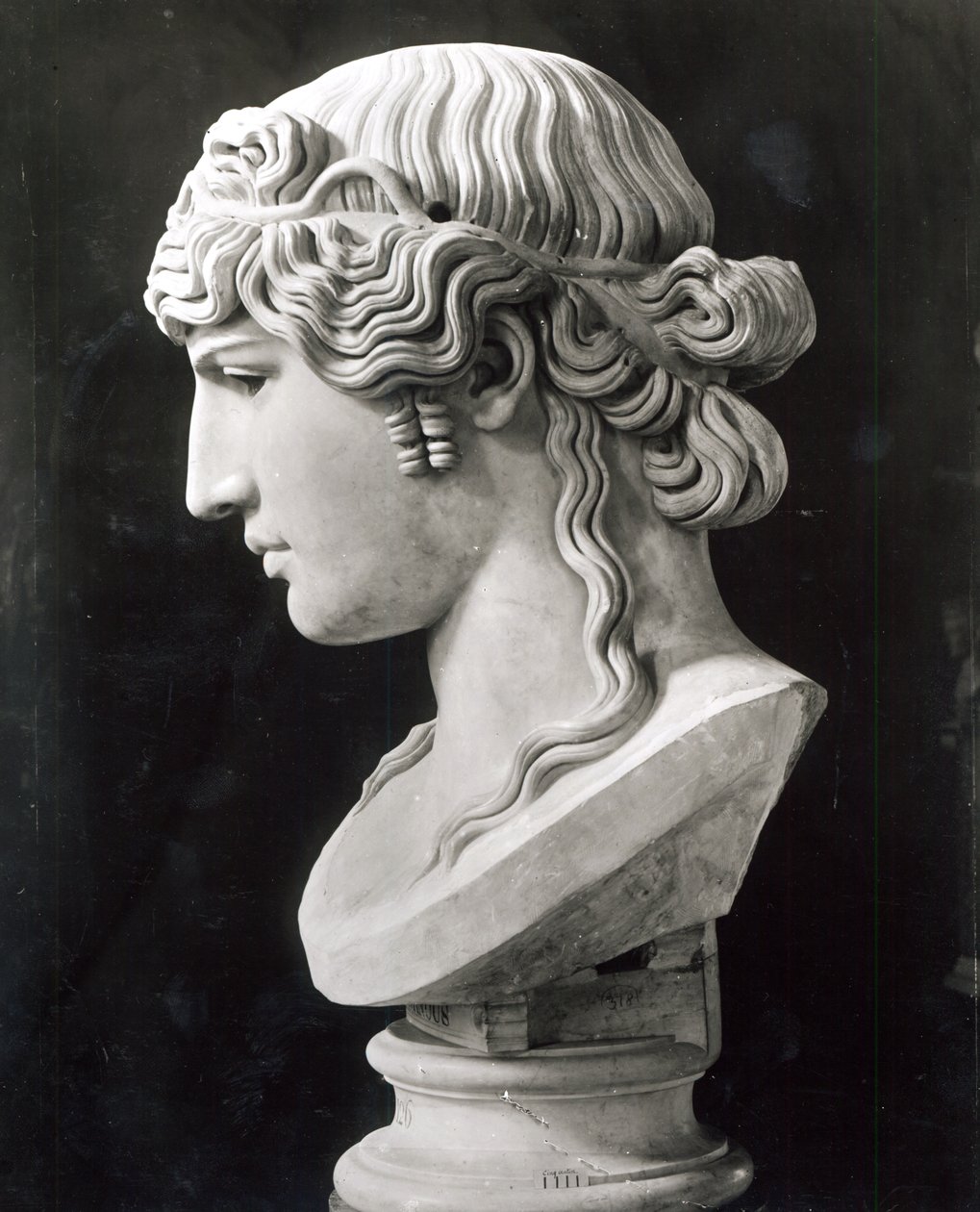 Antinouksen rintakuva (n. 110-30), nimeltään "Antinous Mondragone", n. 130-138 jKr (marmori) tekijältä Roman