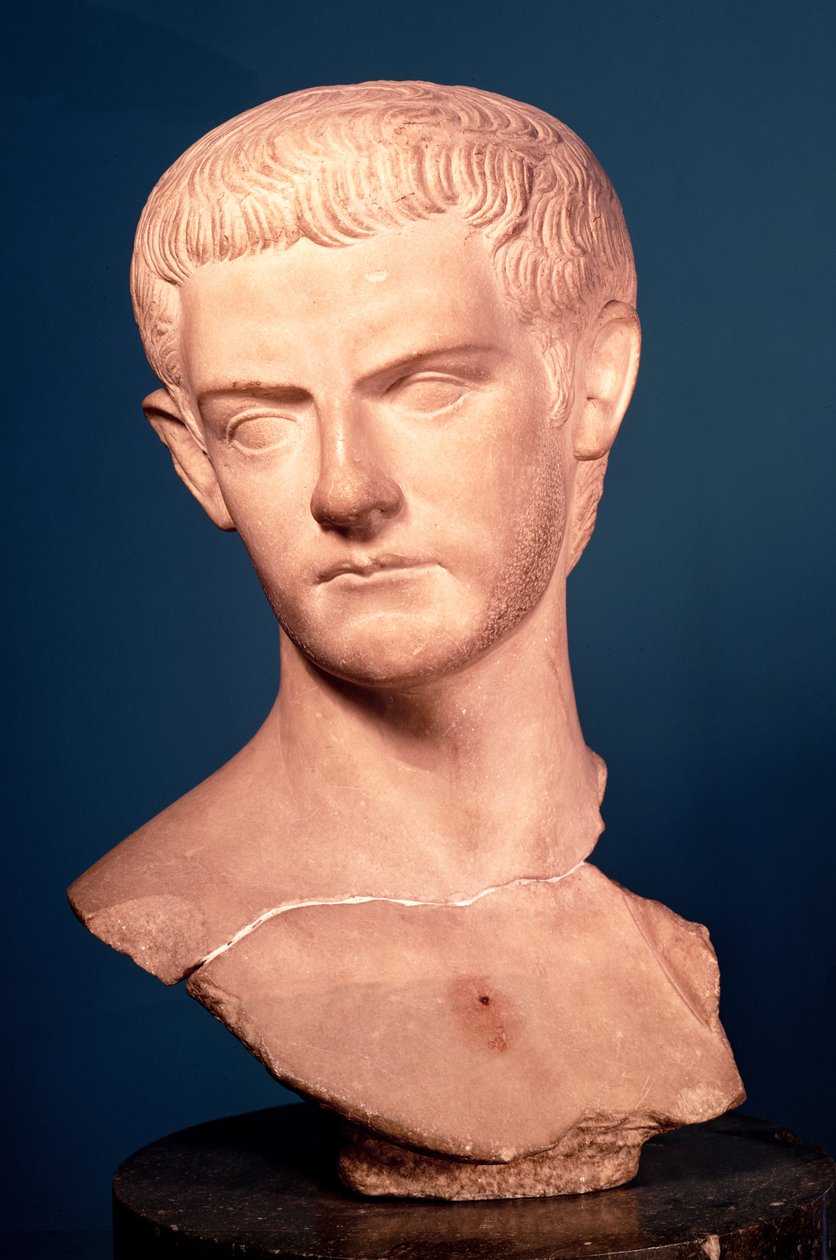 Keisari Caligulan (n. 12-41 jKr.) rintakuva Traakiasta, n. 39-40 jKr (marmori) tekijältä Roman