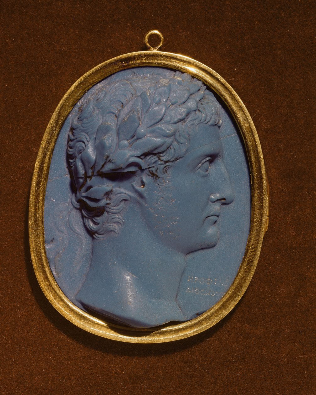 Cameo, jossa on Tiberiuksen (Claudius Neron) profiili (42eKr-37jKr) (lasia ja kultaa) tekijältä Roman