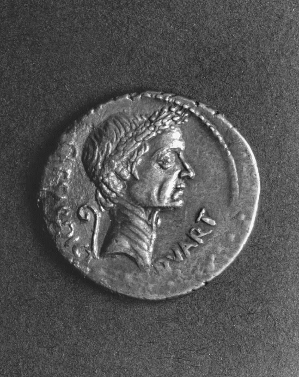 Kolikko, jossa Julius Caesarin muotokuva (101-44 eKr.) (metalli) tekijältä Roman