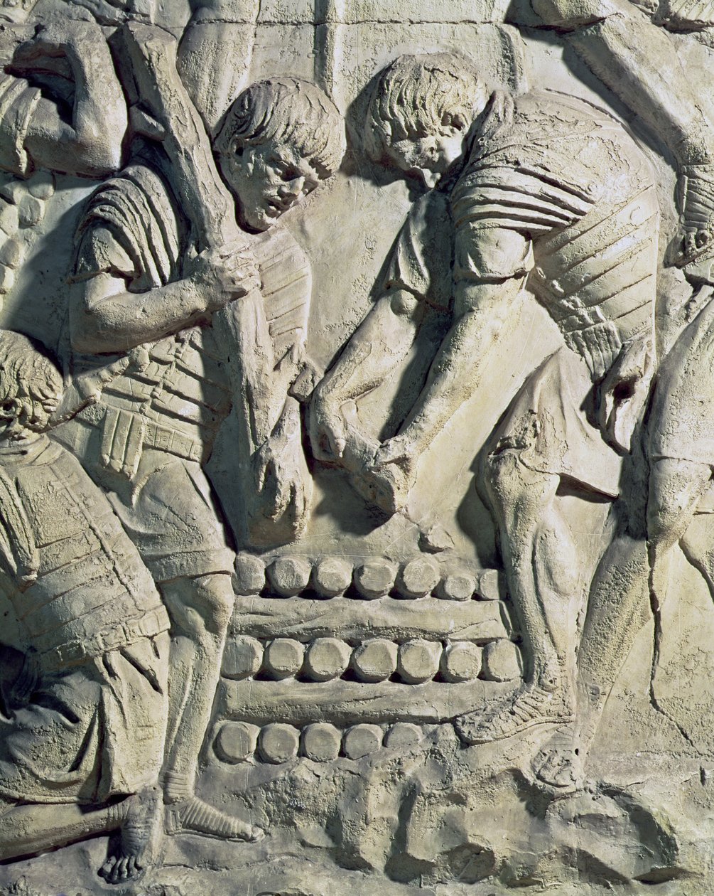 Linnoitusten rakentaminen sarmatialaisten vastaisen kampanjan aikana, yksityiskohta Trajanuksen pylvään valetusta (kipsi) tekijältä Roman
