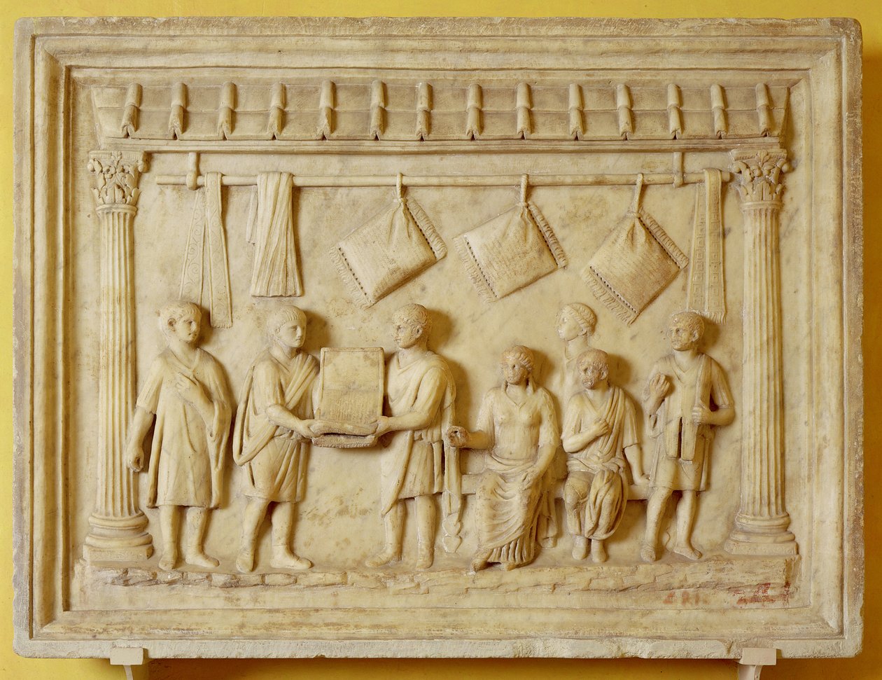 Tyyny- ja pehmeä sisustusliike Italiassa elokuukauden aikana (marmori) tekijältä Roman