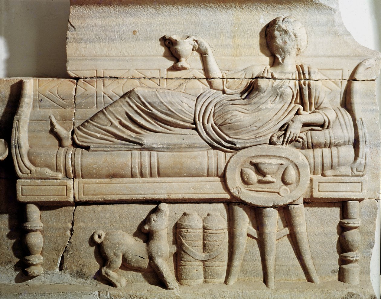 Yksityiskohta sarkofagista, joka kuvaa naista makaamassa penkillä tekijältä Roman