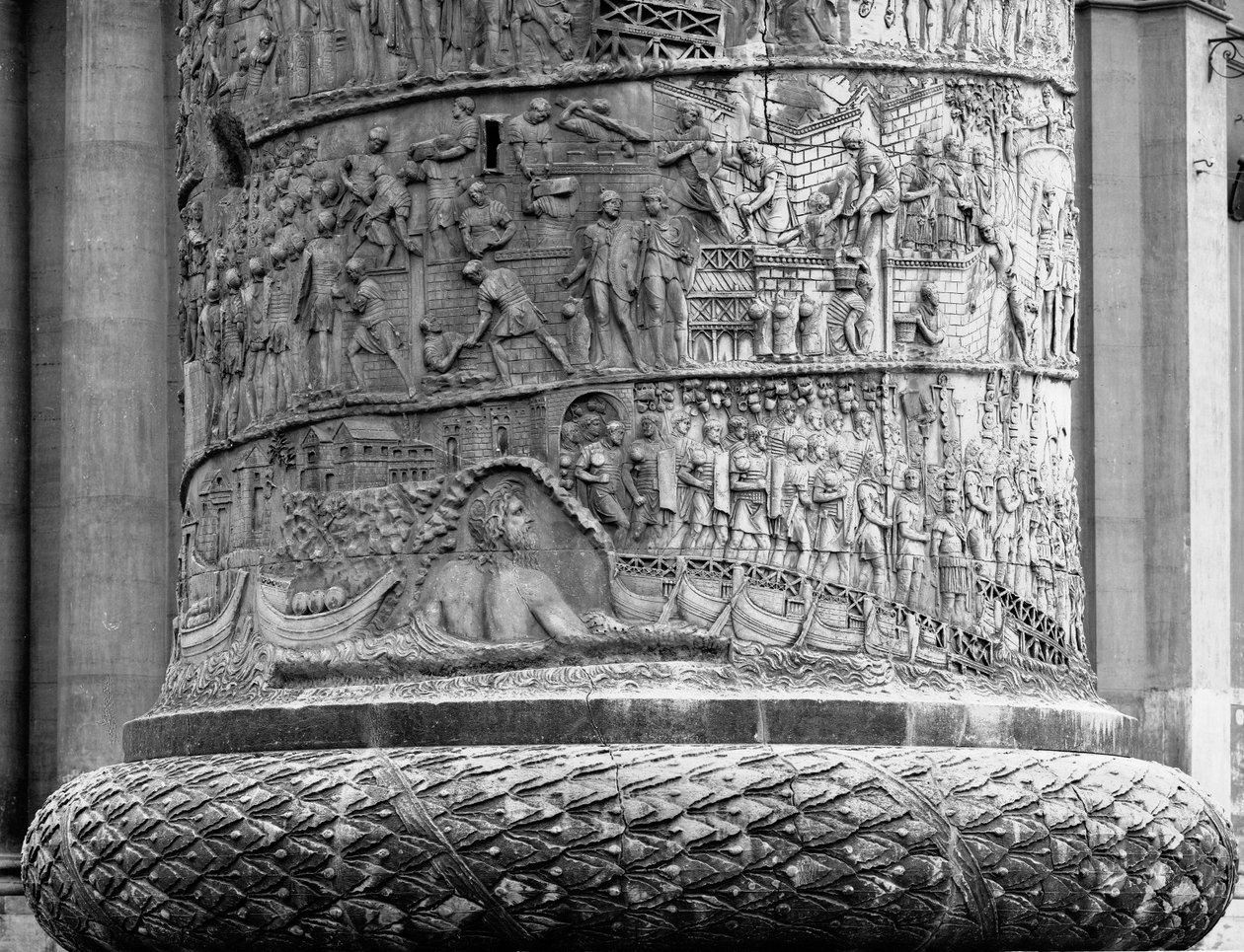 Trajanuksen pylvään kaksi ensimmäistä rekisteriä, pystytetty 113 AND (kalkkikivi) tekijältä Roman
