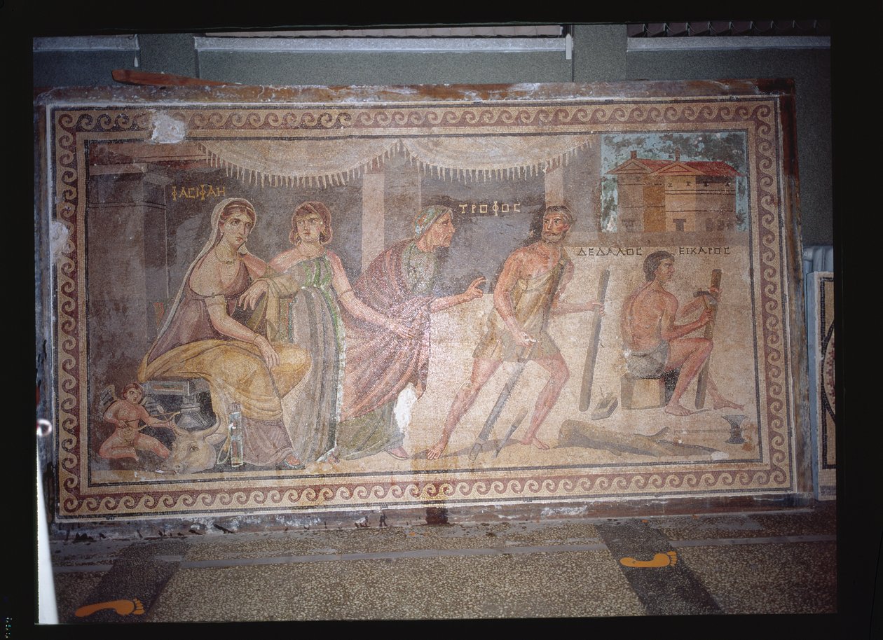 Lattia, joka kuvaa puisen lehmän muovaamista kuningatar Pasiphaelle, Belkisistä (nykyisin Zeugma) Turkista (mosaiikki) tekijältä Roman