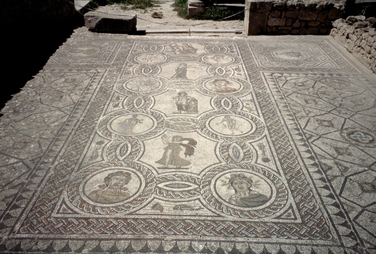 Jumalat ja jumalattaret, talon päähuoneen lattiasta (mosaiikki). tekijältä Roman