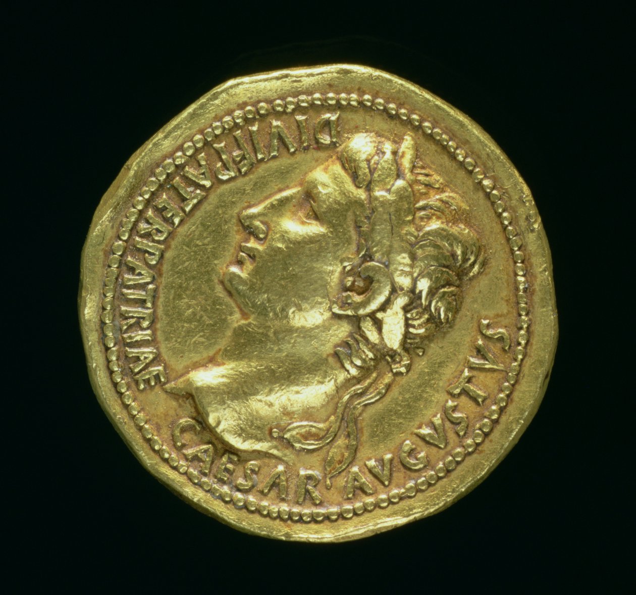 Keisari Augustuksen (31 eKr.-14 jKr.) kultainen moninkertainen (käänsi) laakeriseppeleessä. Lykätty noin 07-06 eKr tekijältä Roman