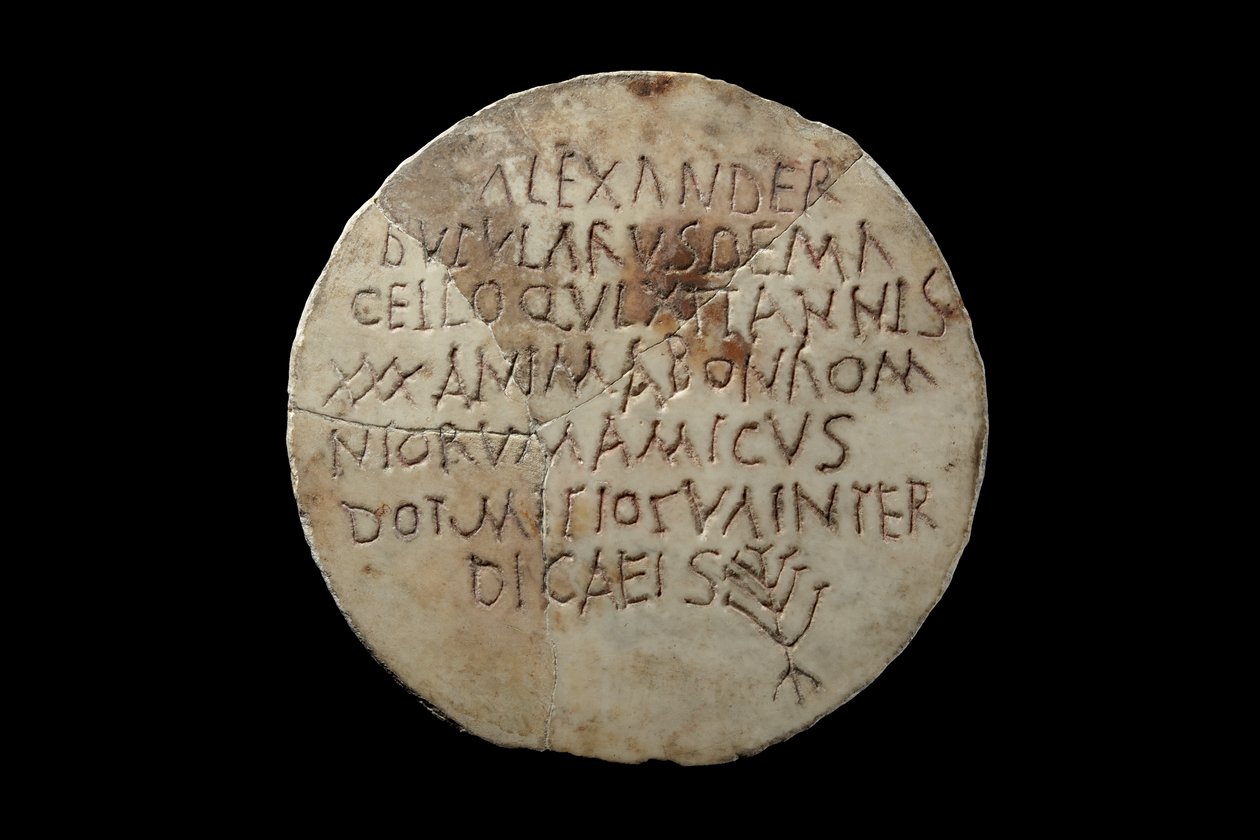 Hautakivi "Aleksanterin, makkaramyyjän (butularius) torilla (macellum), joka eli 30 vuotta, hyvä sielu ja kaikkien ystävä", (marmori) tekijältä Roman