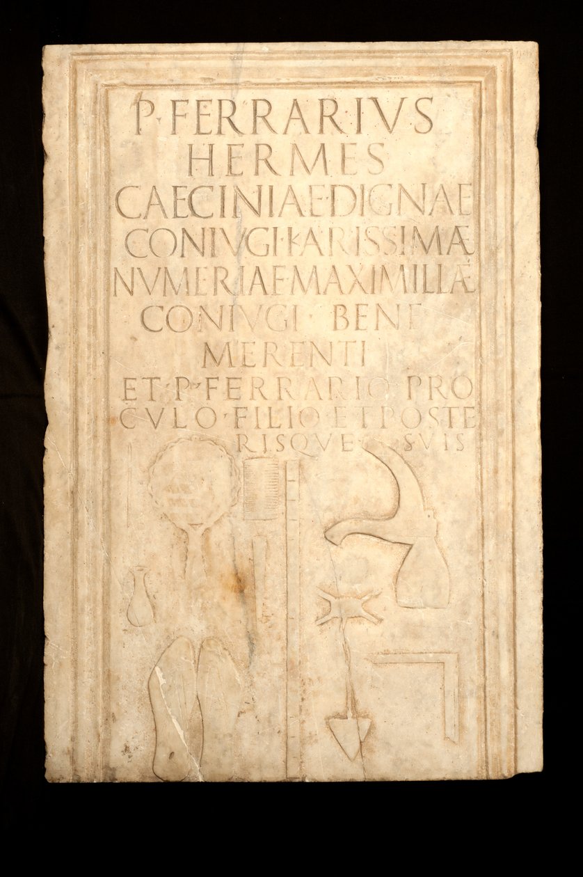 Kaiverrettu stele (marmori) tekijältä Roman