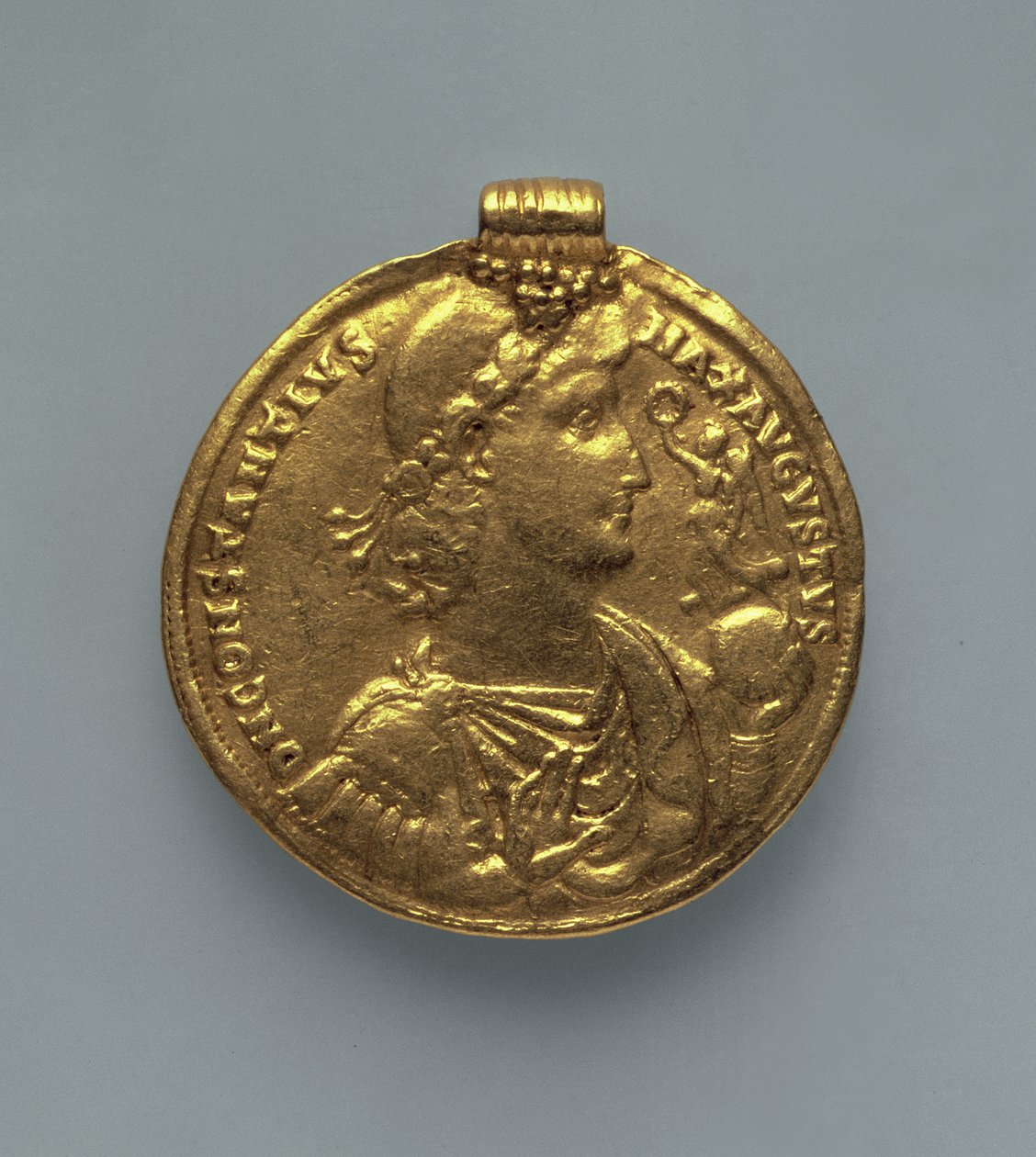 Constantius II:n (317-361) medaljonki (käänsi), lyöty Antiokiassa, Syyriassa (kulta) tekijältä Roman