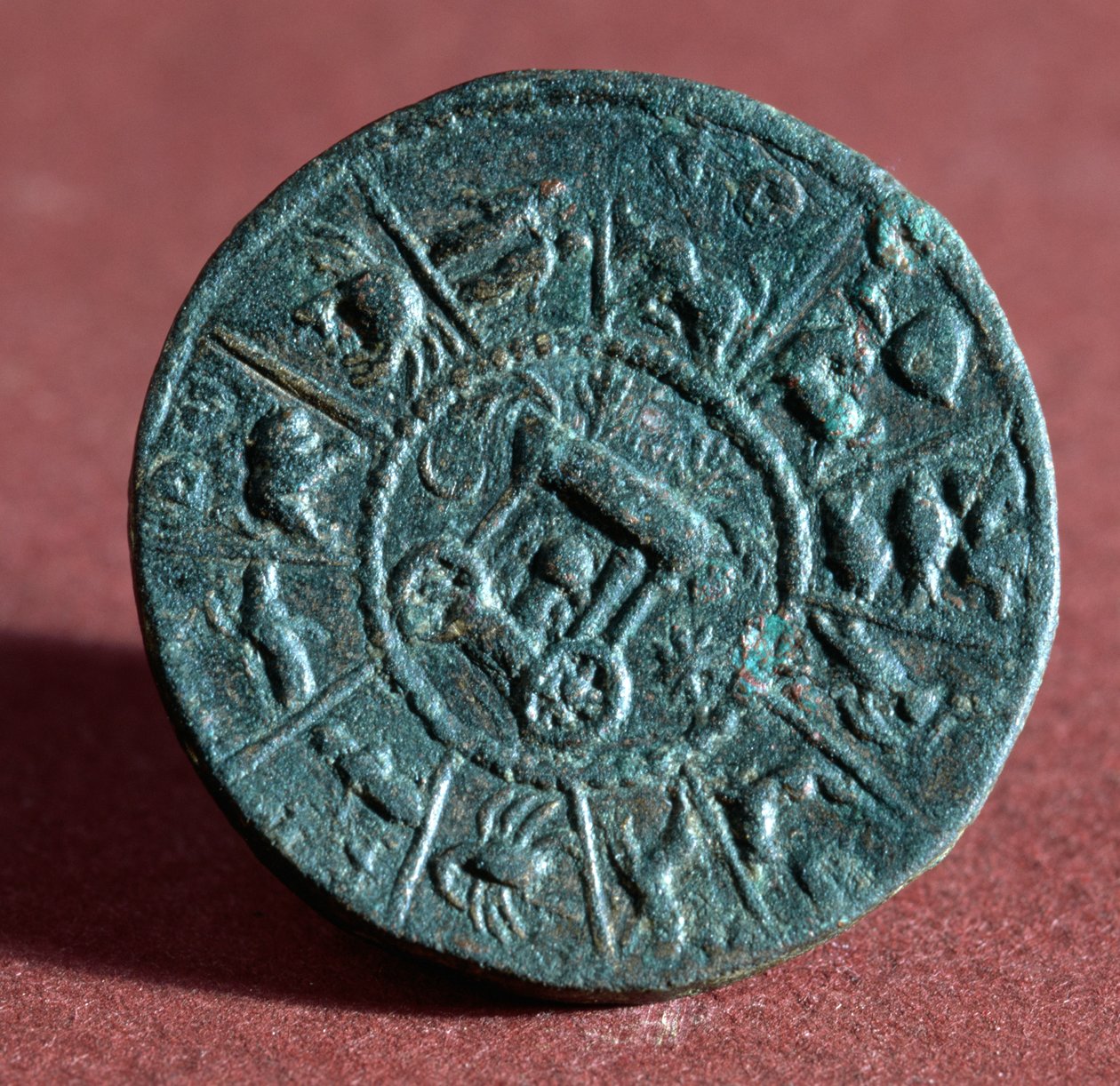 Medali, jossa on 12 horoskooppimerkkiä, Belkisistä tai Zeugmasta (pronssi) tekijältä Roman