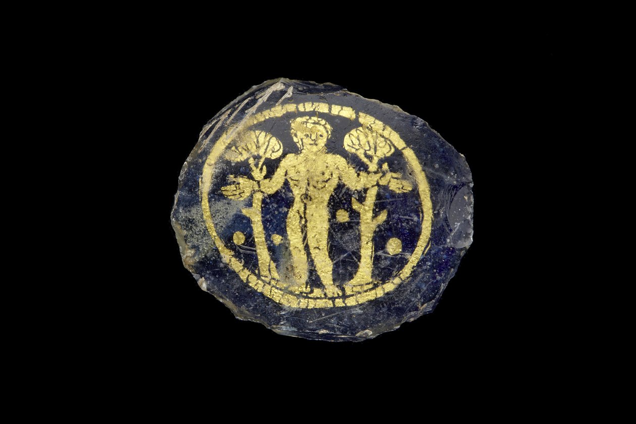 Medaljonki, jossa parraton, lyhytkarvainen alastonhahmo kahden puun välissä, 3.-4. vuosisadalla jKr. (kulta ja lasi) tekijältä Roman