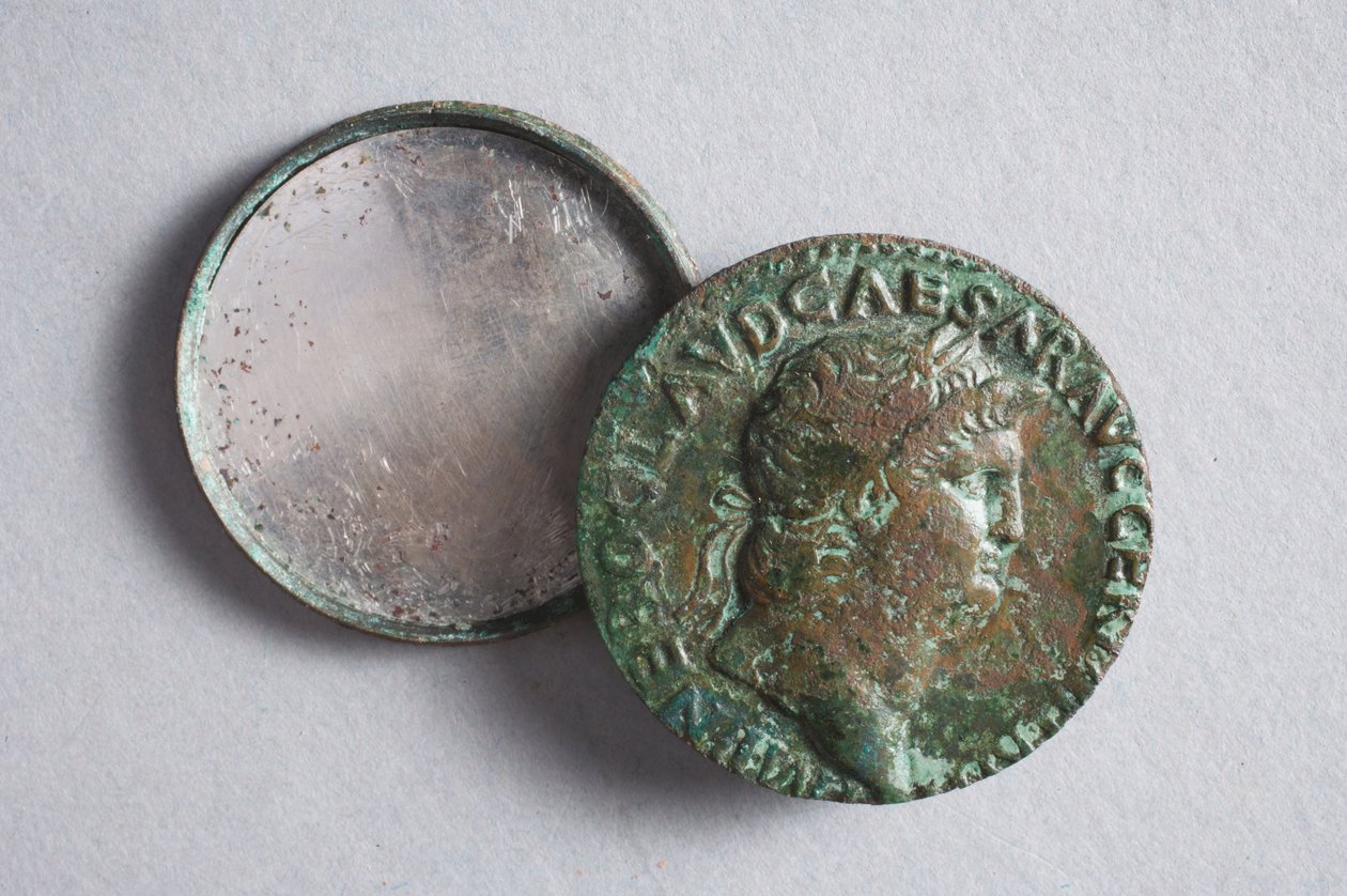 Kahdesta Neron kolikosta muodostettu peili (pronssi) tekijältä Roman